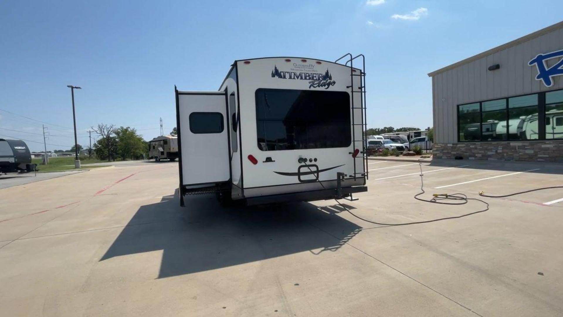 2017 OUTDOORS RV TIMBER RIDGE 260RLS (51W123220H1) , located at 4319 N Main St, Cleburne, TX, 76033, (817) 678-5133, 32.385960, -97.391212 - Photo#8