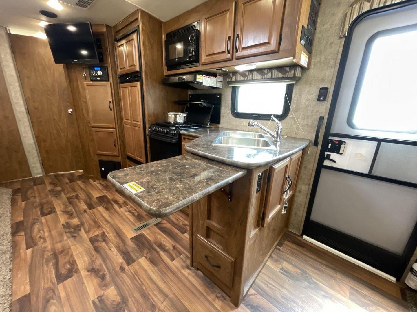 2017 OUTDOORS RV TIMBER RIDGE 260RLS (51W123220H1) , located at 4319 N Main St, Cleburne, TX, 76033, (817) 678-5133, 32.385960, -97.391212 - Photo#13