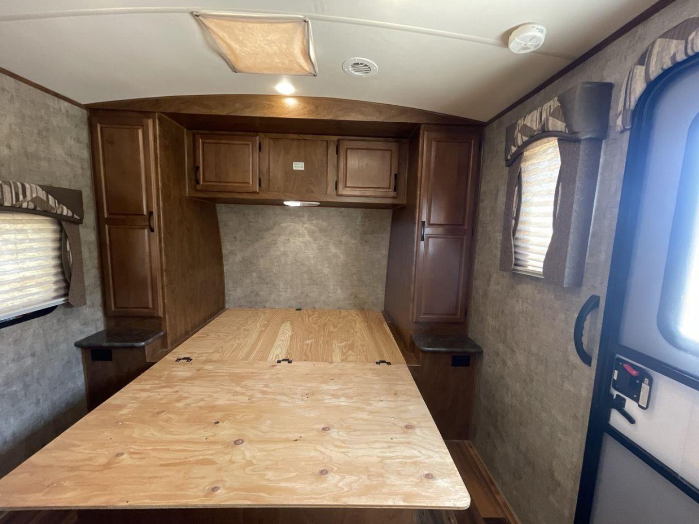 2017 OUTDOORS RV TIMBER RIDGE 260RLS (51W123220H1) , located at 4319 N Main St, Cleburne, TX, 76033, (817) 678-5133, 32.385960, -97.391212 - Photo#17