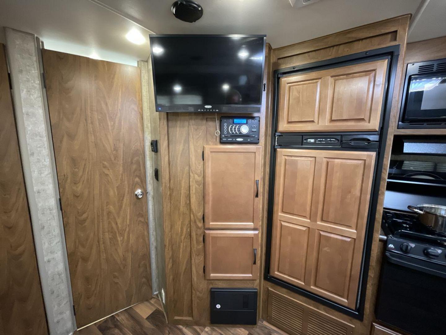 2017 OUTDOORS RV TIMBER RIDGE 260RLS (51W123220H1) , located at 4319 N Main St, Cleburne, TX, 76033, (817) 678-5133, 32.385960, -97.391212 - Photo#19