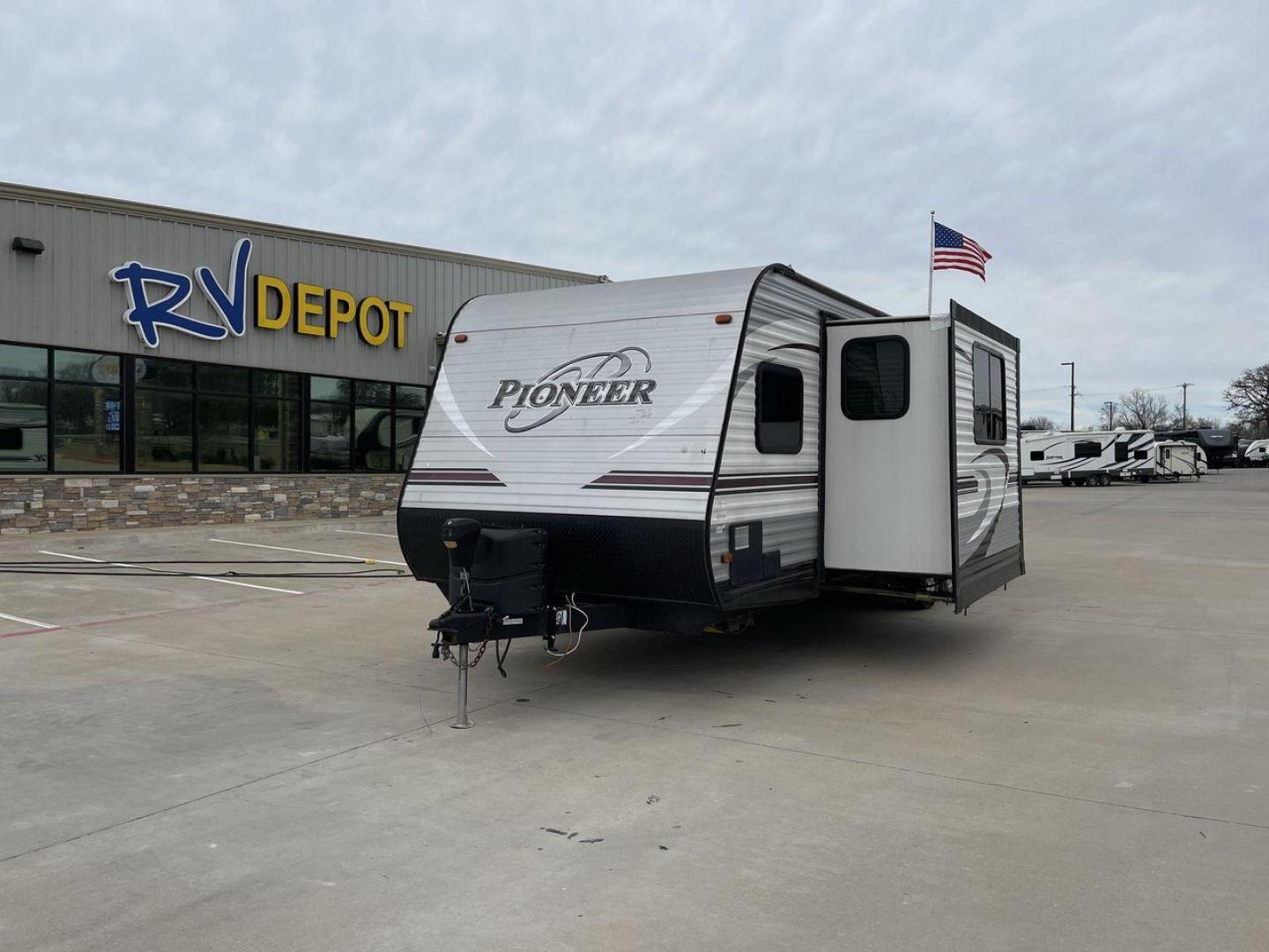 2017 GRAY PIONEER RG28 (5SFPB3329HE) , Length: 33.33 ft. | Dry Weight: 6,762 lbs. | Gross Weight: 9,000 lbs. | Slides: 1 transmission, located at 4319 N Main St, Cleburne, TX, 76033, (817) 678-5133, 32.385960, -97.391212 - Photo#0