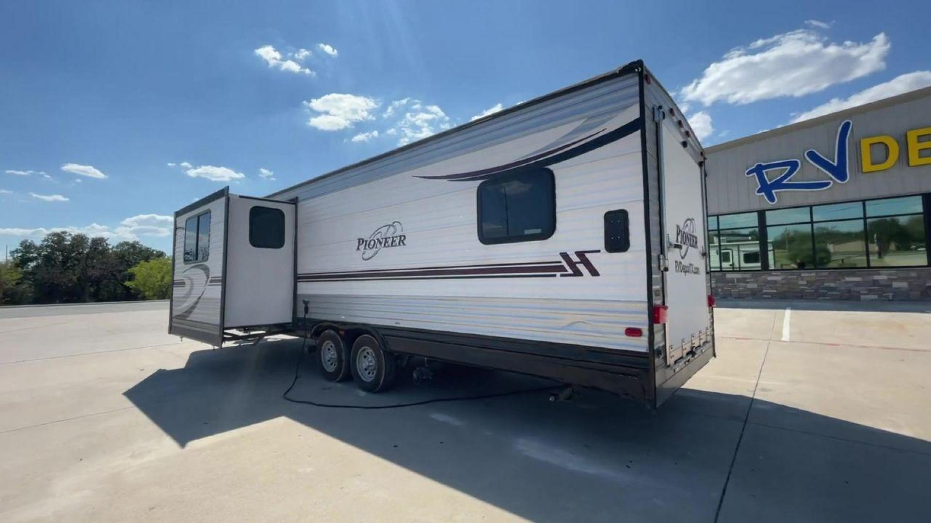 2017 GRAY PIONEER RG28 (5SFPB3329HE) , Length: 33.33 ft. | Dry Weight: 6,762 lbs. | Gross Weight: 9,000 lbs. | Slides: 1 transmission, located at 4319 N Main St, Cleburne, TX, 76033, (817) 678-5133, 32.385960, -97.391212 - Photo#1