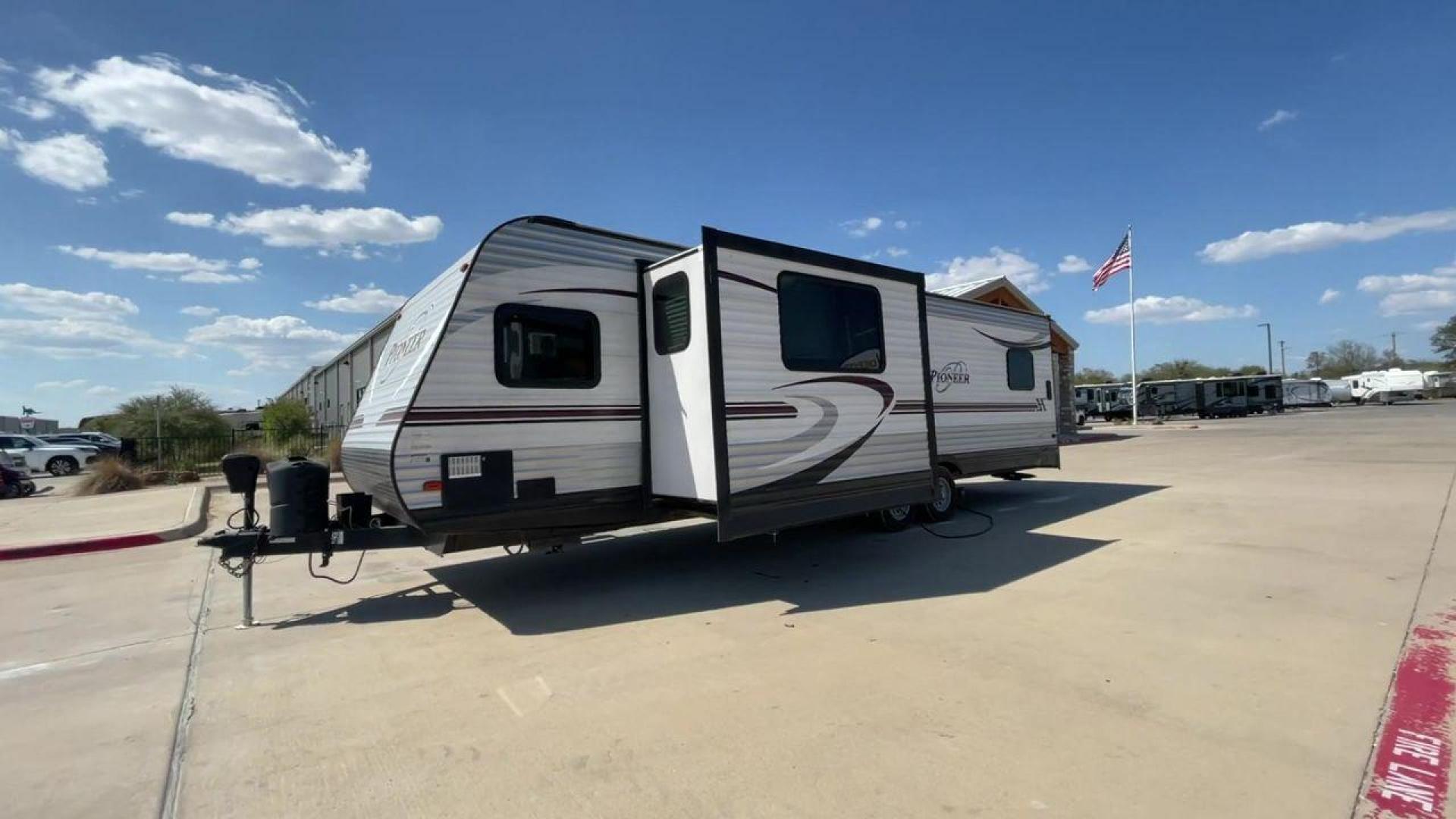 2017 GRAY PIONEER RG28 (5SFPB3329HE) , Length: 33.33 ft. | Dry Weight: 6,762 lbs. | Gross Weight: 9,000 lbs. | Slides: 1 transmission, located at 4319 N Main St, Cleburne, TX, 76033, (817) 678-5133, 32.385960, -97.391212 - Photo#3