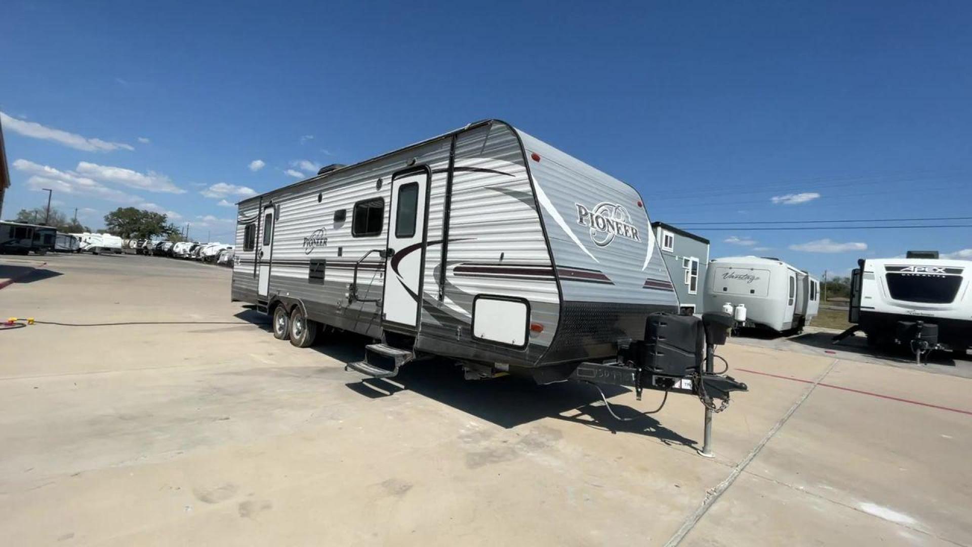 2017 GRAY PIONEER RG28 (5SFPB3329HE) , Length: 33.33 ft. | Dry Weight: 6,762 lbs. | Gross Weight: 9,000 lbs. | Slides: 1 transmission, located at 4319 N Main St, Cleburne, TX, 76033, (817) 678-5133, 32.385960, -97.391212 - Photo#5