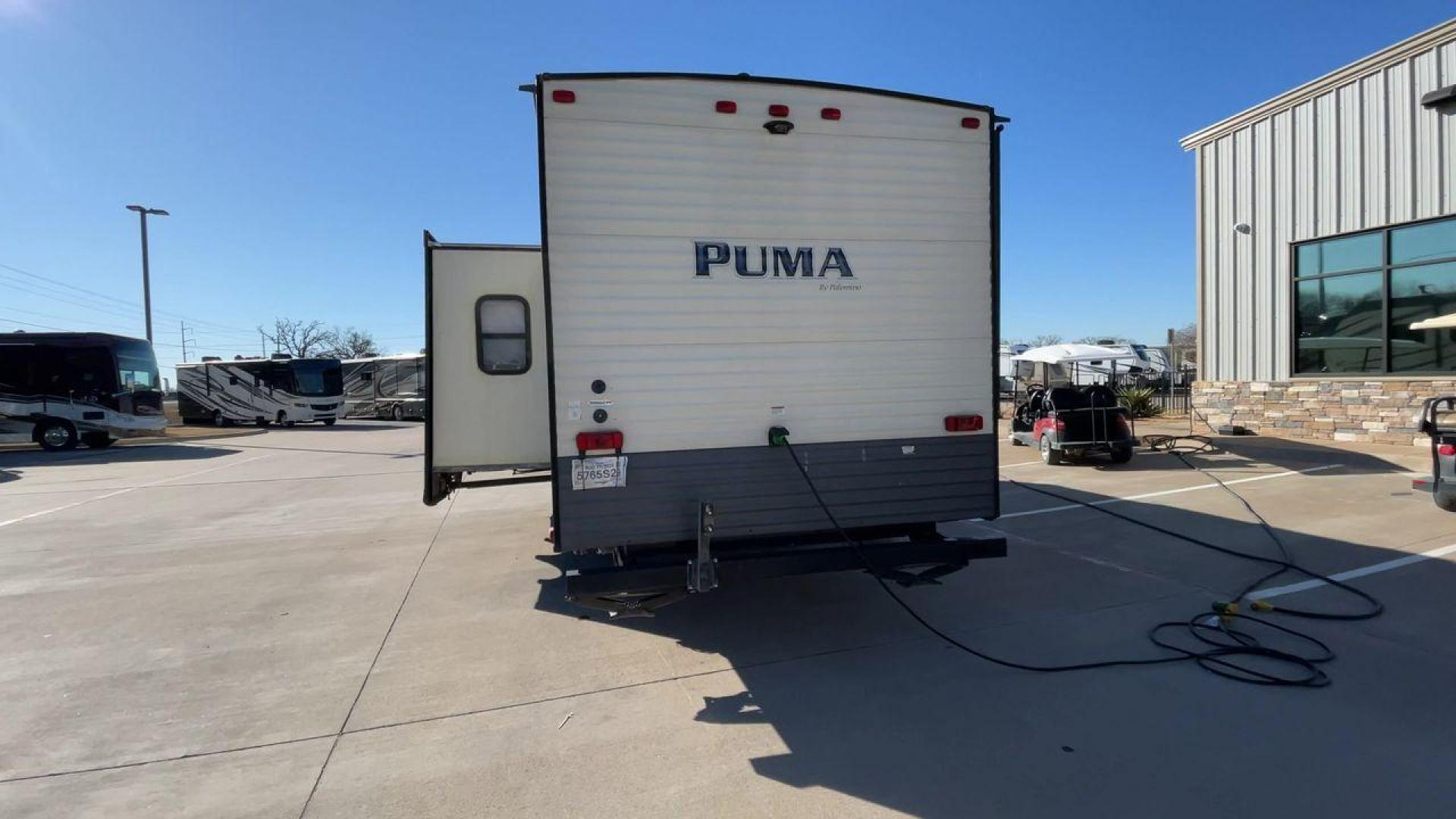 2017 PUMA XLITE28FQDB (4X4TPUD22HP) , Length: 33 ft | Dry Weight: 6,370 lbs | Gross Weight: 8,000 lbs | Slides: 1 transmission, located at 4319 N Main St, Cleburne, TX, 76033, (817) 678-5133, 32.385960, -97.391212 - The 2017 Puma 28FQDB travel trailer is ideal for family excursions. With a length of 33 feet and a dry weight of 6,370 pounds, this RV is both large and lightweight, making it simple to tow and navigate on the road. With an outdoor kitchen and a large 20-foot motorized awning, you can enjoy outdoor - Photo#8