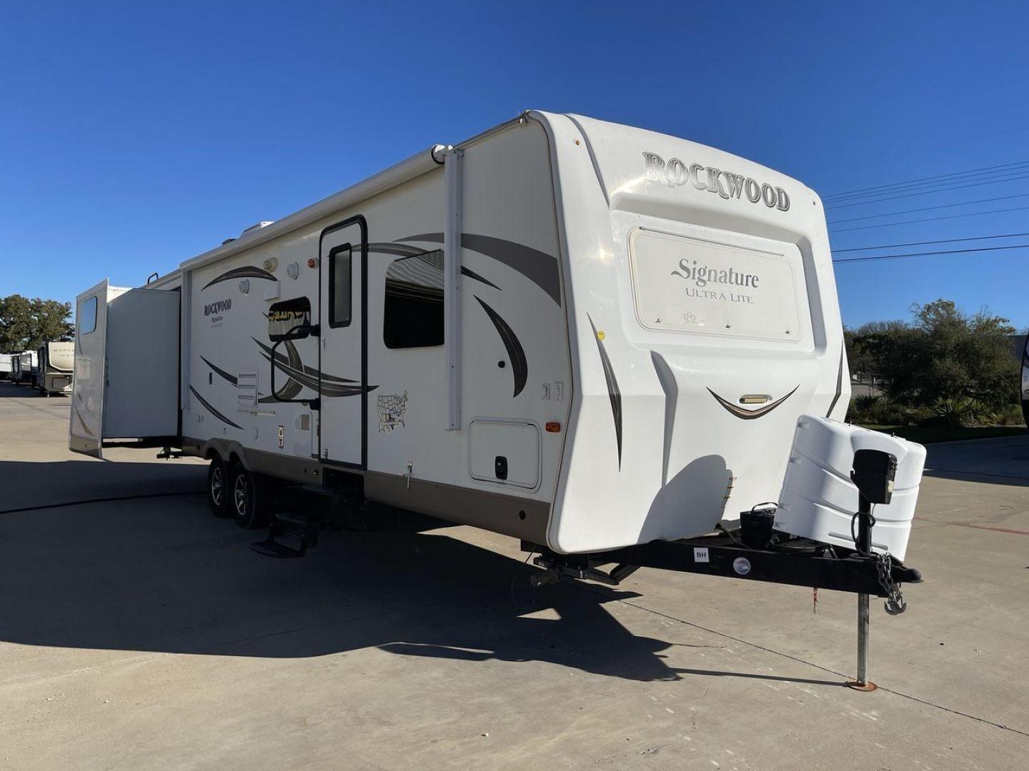 2017 TAN ROCKWOOD 8326BHS - (4X4TRLJ28H1) , Length: 35.42 ft. | Dry Weight: 8,363 lbs. | Slides: 4 transmission, located at 4319 N Main St, Cleburne, TX, 76033, (817) 678-5133, 32.385960, -97.391212 - Photo#22