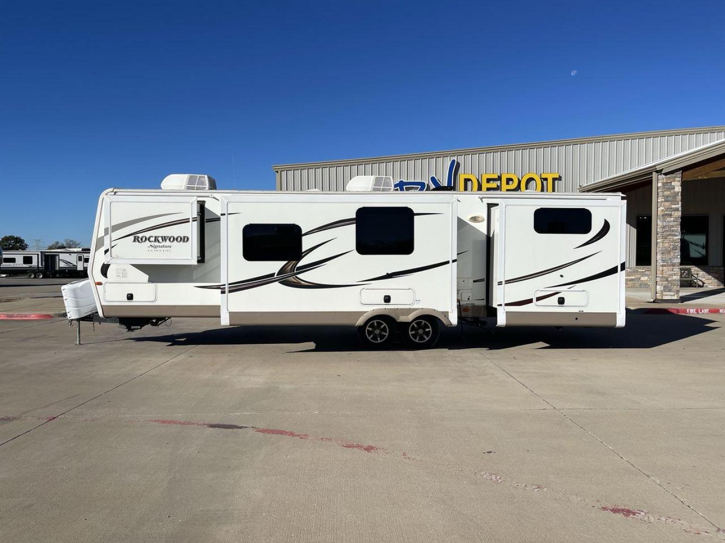 2017 TAN ROCKWOOD 8326BHS - (4X4TRLJ28H1) , Length: 35.42 ft. | Dry Weight: 8,363 lbs. | Slides: 4 transmission, located at 4319 N Main St, Cleburne, TX, 76033, (817) 678-5133, 32.385960, -97.391212 - Photo#23