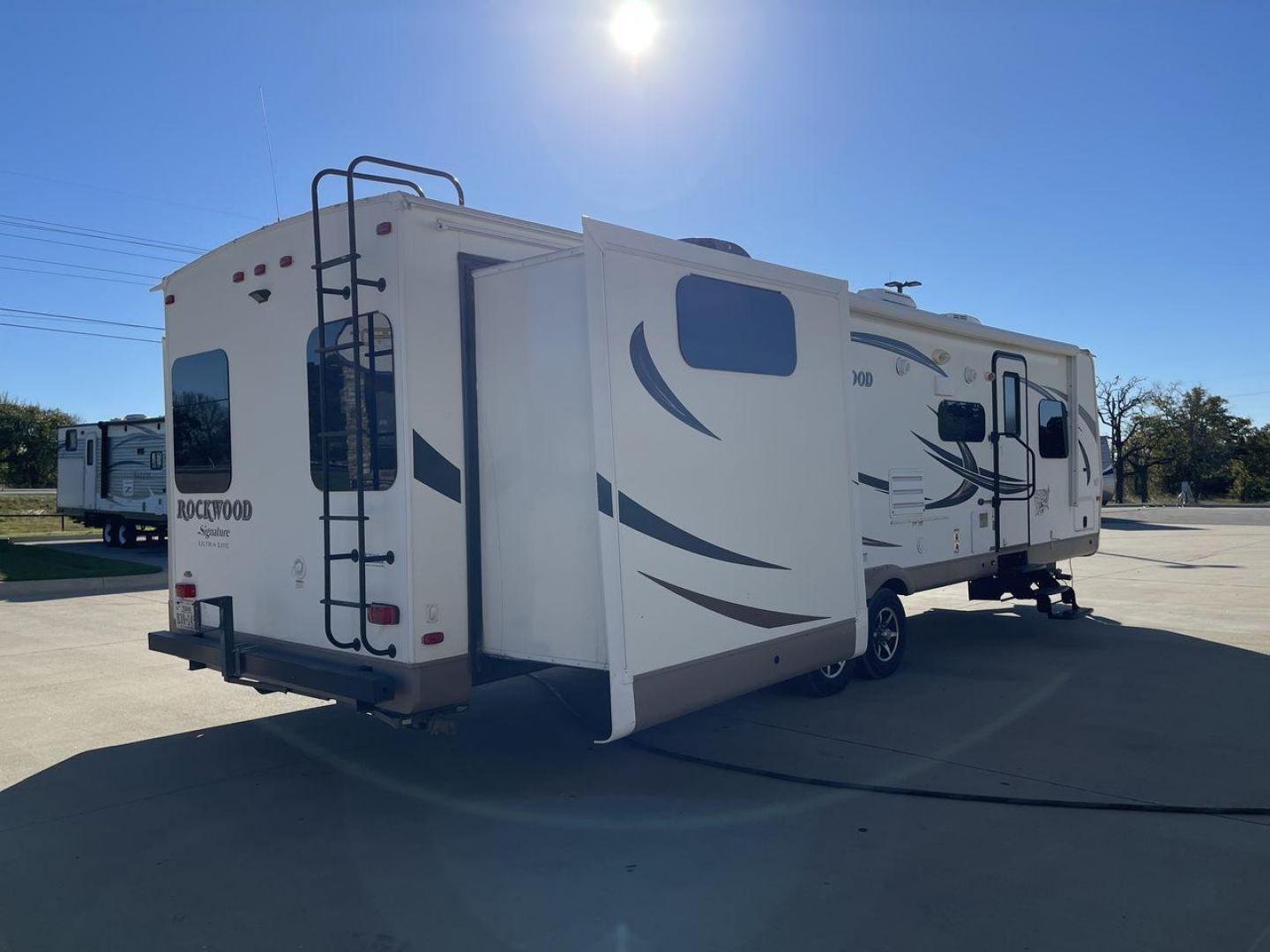 2017 TAN ROCKWOOD 8326BHS - (4X4TRLJ28H1) , Length: 35.42 ft. | Dry Weight: 8,363 lbs. | Slides: 4 transmission, located at 4319 N Main St, Cleburne, TX, 76033, (817) 678-5133, 32.385960, -97.391212 - Photo#24