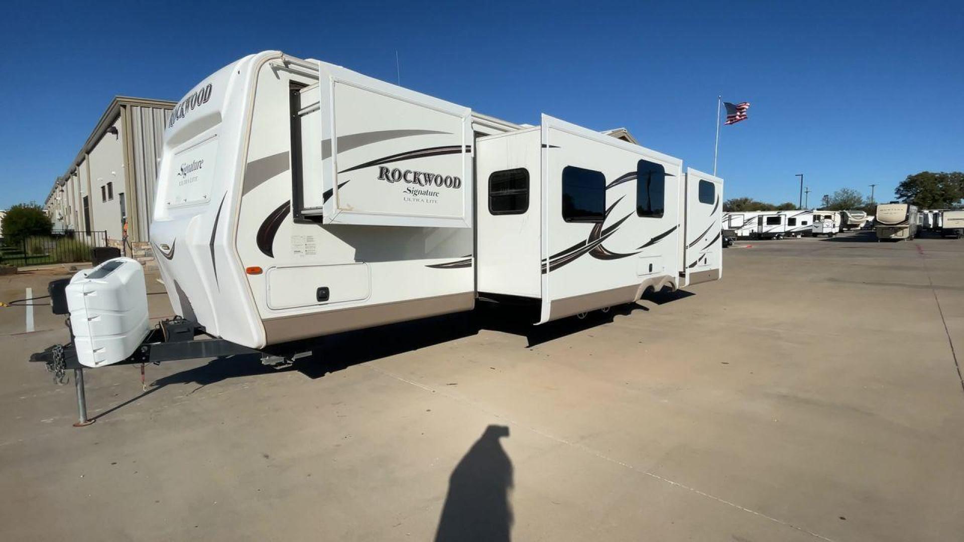 2017 TAN ROCKWOOD 8326BHS - (4X4TRLJ28H1) , Length: 35.42 ft. | Dry Weight: 8,363 lbs. | Slides: 4 transmission, located at 4319 N Main St, Cleburne, TX, 76033, (817) 678-5133, 32.385960, -97.391212 - Photo#5