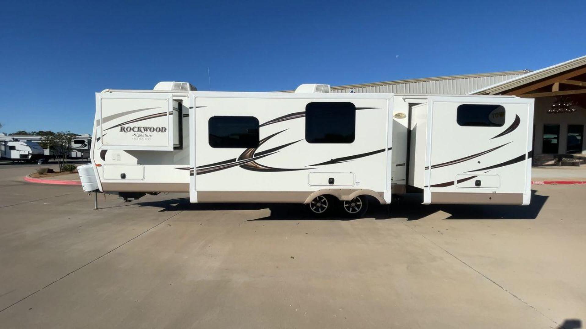 2017 TAN ROCKWOOD 8326BHS - (4X4TRLJ28H1) , Length: 35.42 ft. | Dry Weight: 8,363 lbs. | Slides: 4 transmission, located at 4319 N Main St, Cleburne, TX, 76033, (817) 678-5133, 32.385960, -97.391212 - Photo#6