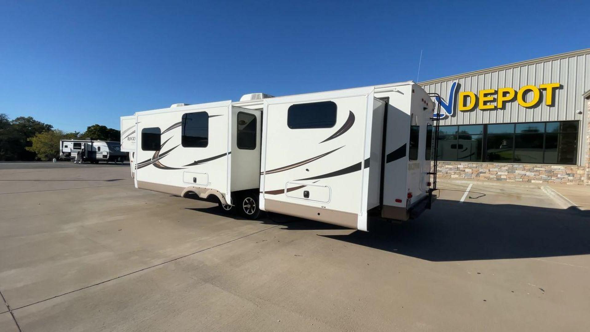 2017 TAN ROCKWOOD 8326BHS - (4X4TRLJ28H1) , Length: 35.42 ft. | Dry Weight: 8,363 lbs. | Slides: 4 transmission, located at 4319 N Main St, Cleburne, TX, 76033, (817) 678-5133, 32.385960, -97.391212 - Photo#7