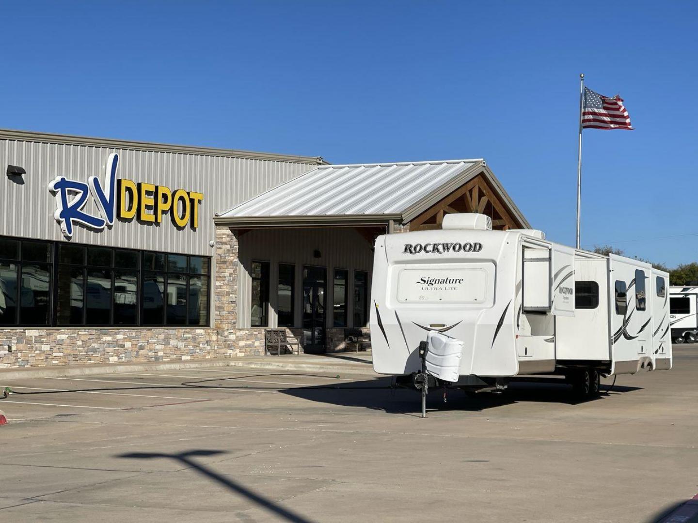 2017 TAN ROCKWOOD 8326BHS - (4X4TRLJ28H1) , Length: 35.42 ft. | Dry Weight: 8,363 lbs. | Slides: 4 transmission, located at 4319 N Main St, Cleburne, TX, 76033, (817) 678-5133, 32.385960, -97.391212 - The 2017 Rockwood 8326BHS travel trailer offers a clean white body with attractive brown and black graphics. It has four slideouts that significantly expand the living space. These slideouts are located on both sides of the trailer, enhancing the overall size and usability of the interior. At the fr - Photo#0