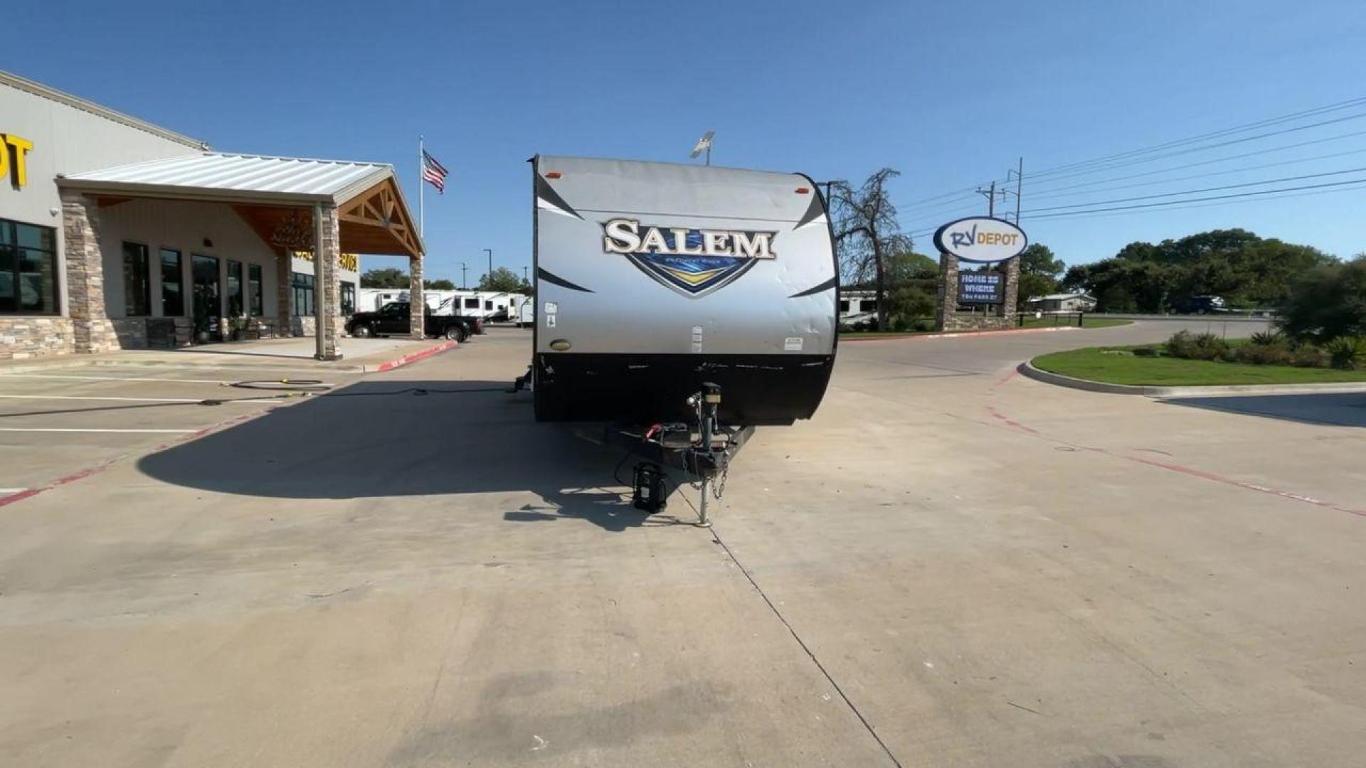 2017 SILVER SALEM 27DBK - (4X4TSMC22HA) , Length: 32 ft. | Dry Weight: 6,380 lbs. | Slides: 1 transmission, located at 4319 N Main St, Cleburne, TX, 76033, (817) 678-5133, 32.385960, -97.391212 - Photo#4