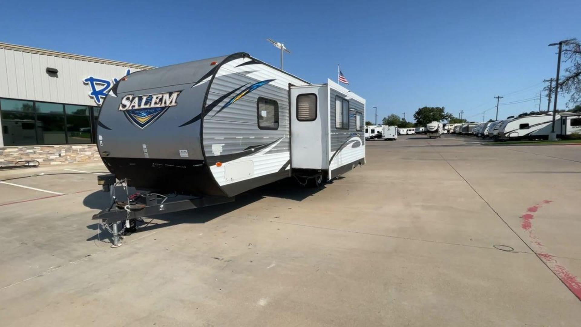 2017 SILVER SALEM 27DBK - (4X4TSMC22HA) , Length: 32 ft. | Dry Weight: 6,380 lbs. | Slides: 1 transmission, located at 4319 N Main St, Cleburne, TX, 76033, (817) 678-5133, 32.385960, -97.391212 - Photo#5