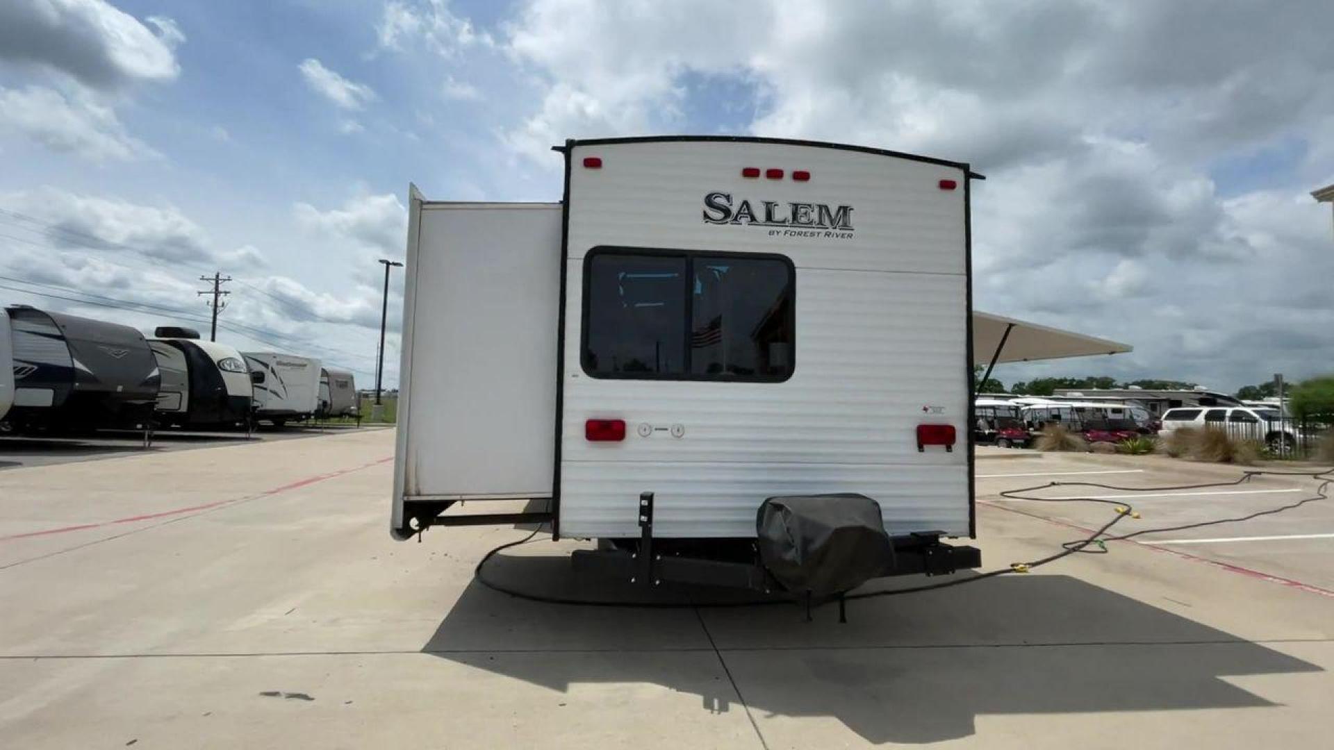 2017 GRAY SALEM 32BHDS (4X4TSMH27H8) , Length: 35.67 ft. | Dry Weight: 7,955 lbs. | Gross Weight: 11,019 lbs. | Slides: 2 transmission, located at 4319 N Main St, Cleburne, TX, 76033, (817) 678-5133, 32.385960, -97.391212 - Take on amazing journeys with the 2017 Salem 32BHDS travel trailer. This trailer provides an ideal combination of ample space and easy maneuverability, making it a great choice for your needs. With two slides, this RV offers plenty of interior space to comfortably accommodate your family and friends - Photo#8