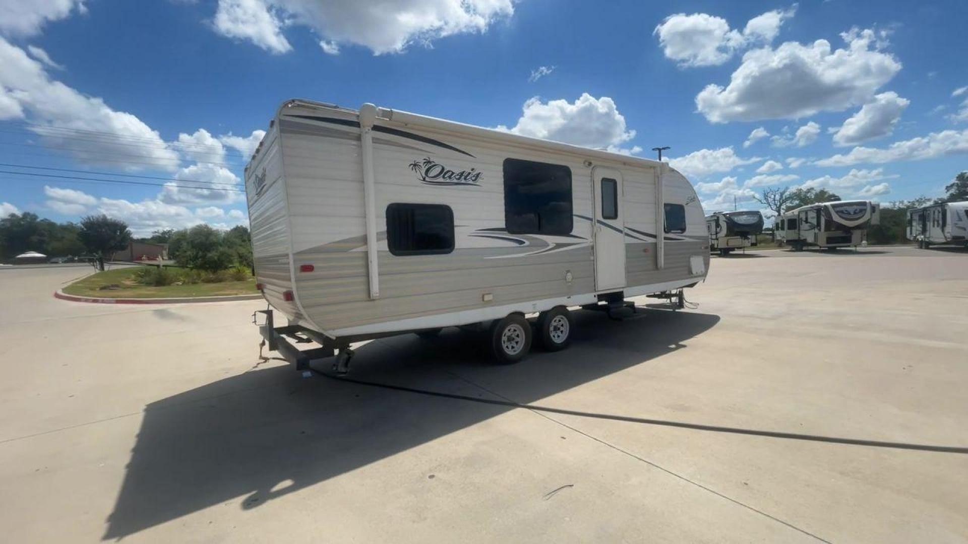 2017 WHITE SHASTA OASIS 25RS - (5ZT2SSPBXHE) , Length: 28.92 ft. | Dry Weight: 4,630 lbs | Gross Weight: 7,508 lbs | Slides: 1 transmission, located at 4319 N Main St, Cleburne, TX, 76033, (817) 678-5133, 32.385960, -97.391212 - Revel in a comfortable camping lifestyle in this Shasta Oasis 25RS that features a rear bath, rear bunks, and a large single slide for added interior space. This unit only measures 28.92 ft in length, 8 ft in width, and 10.75 ft in height. It has a dry weight of 4,630 lbs with a payload capacity - Photo#1