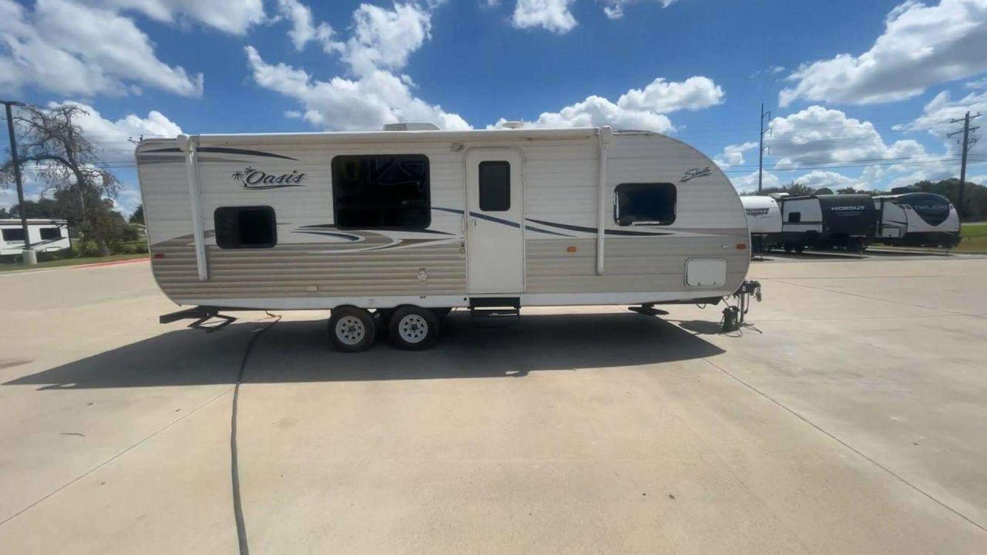 2017 WHITE SHASTA OASIS 25RS - (5ZT2SSPBXHE) , Length: 28.92 ft. | Dry Weight: 4,630 lbs | Gross Weight: 7,508 lbs | Slides: 1 transmission, located at 4319 N Main St, Cleburne, TX, 76033, (817) 678-5133, 32.385960, -97.391212 - Revel in a comfortable camping lifestyle in this Shasta Oasis 25RS that features a rear bath, rear bunks, and a large single slide for added interior space. This unit only measures 28.92 ft in length, 8 ft in width, and 10.75 ft in height. It has a dry weight of 4,630 lbs with a payload capacity - Photo#2