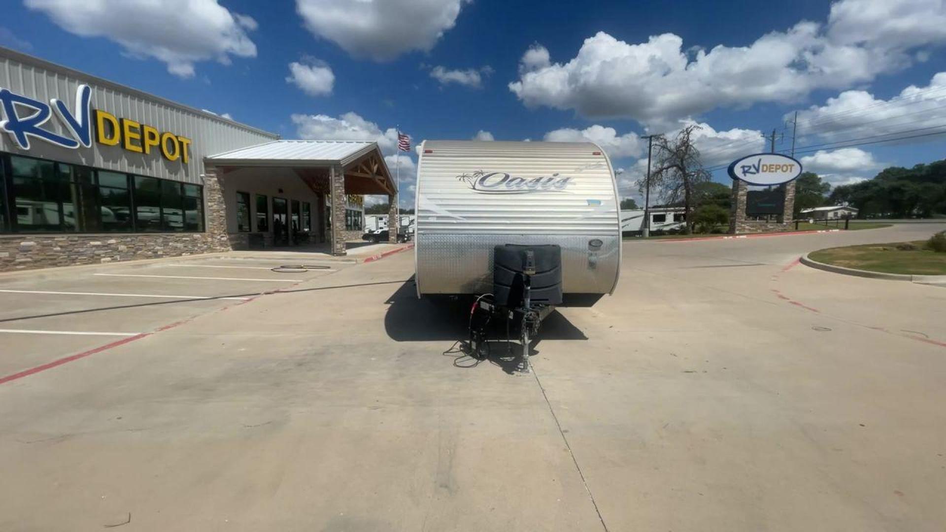 2017 WHITE SHASTA OASIS 25RS - (5ZT2SSPBXHE) , Length: 28.92 ft. | Dry Weight: 4,630 lbs | Gross Weight: 7,508 lbs | Slides: 1 transmission, located at 4319 N Main St, Cleburne, TX, 76033, (817) 678-5133, 32.385960, -97.391212 - Revel in a comfortable camping lifestyle in this Shasta Oasis 25RS that features a rear bath, rear bunks, and a large single slide for added interior space. This unit only measures 28.92 ft in length, 8 ft in width, and 10.75 ft in height. It has a dry weight of 4,630 lbs with a payload capacity - Photo#4