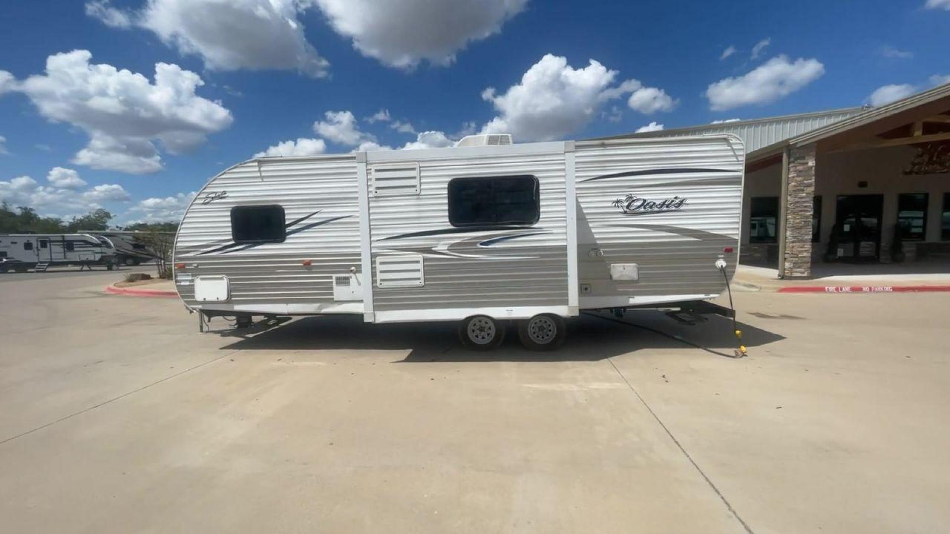 2017 WHITE SHASTA OASIS 25RS - (5ZT2SSPBXHE) , Length: 28.92 ft. | Dry Weight: 4,630 lbs | Gross Weight: 7,508 lbs | Slides: 1 transmission, located at 4319 N Main St, Cleburne, TX, 76033, (817) 678-5133, 32.385960, -97.391212 - Revel in a comfortable camping lifestyle in this Shasta Oasis 25RS that features a rear bath, rear bunks, and a large single slide for added interior space. This unit only measures 28.92 ft in length, 8 ft in width, and 10.75 ft in height. It has a dry weight of 4,630 lbs with a payload capacity - Photo#6