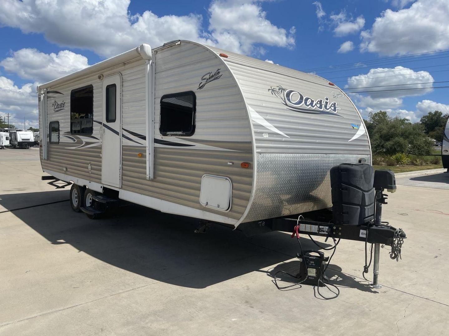 2017 WHITE SHASTA OASIS 25RS - (5ZT2SSPBXHE) , Length: 28.92 ft. | Dry Weight: 4,630 lbs | Gross Weight: 7,508 lbs | Slides: 1 transmission, located at 4319 N Main St, Cleburne, TX, 76033, (817) 678-5133, 32.385960, -97.391212 - Revel in a comfortable camping lifestyle in this Shasta Oasis 25RS that features a rear bath, rear bunks, and a large single slide for added interior space. This unit only measures 28.92 ft in length, 8 ft in width, and 10.75 ft in height. It has a dry weight of 4,630 lbs with a payload capacity - Photo#21