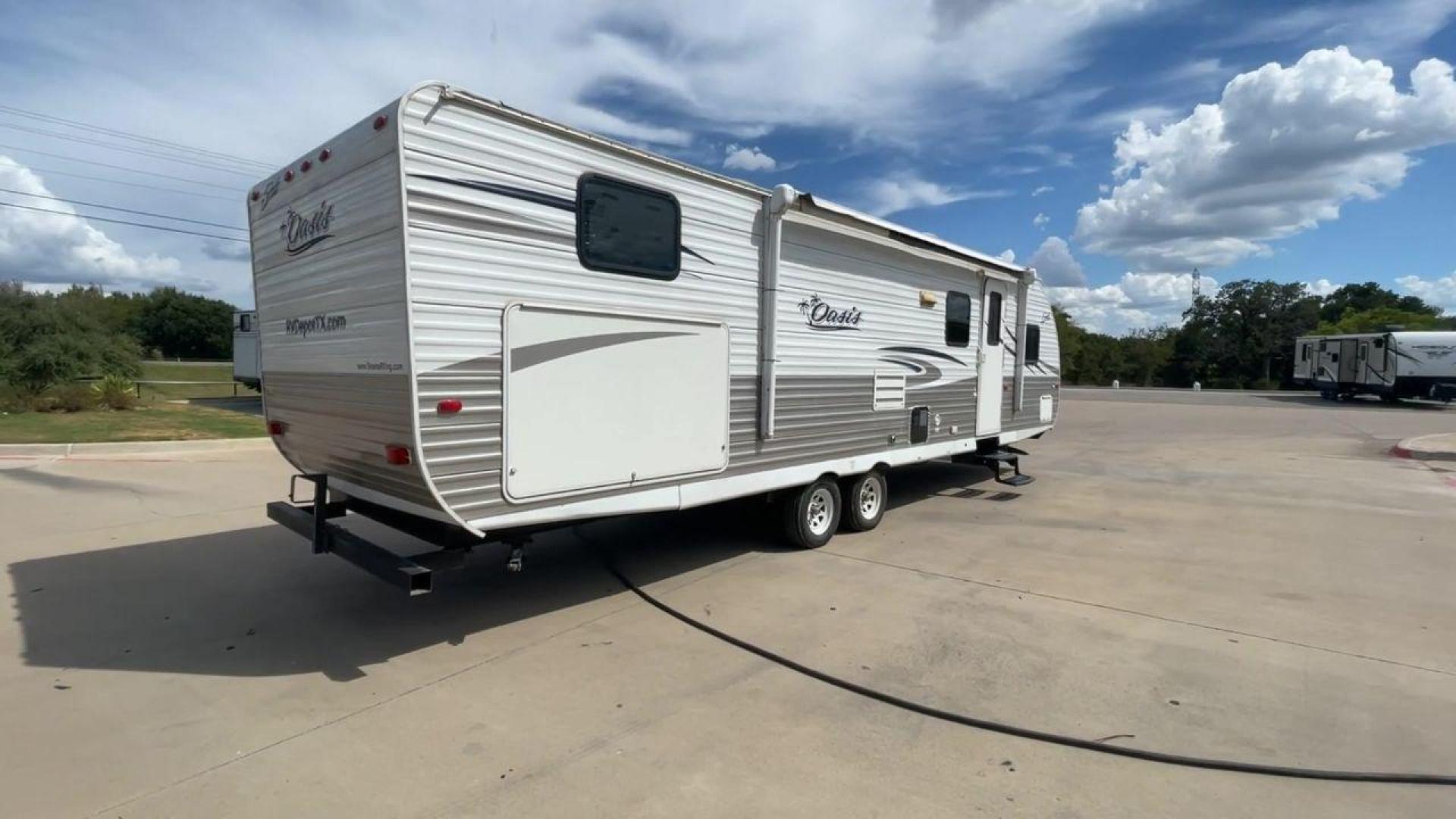 2017 WHITE SHASTA OASIS 310K - (5ZT2SSWB4HE) , Length: 34.67 ft. | Dry Weight: 5,834 lbs. | Gross Weight: 7,630 lbs. | Slides: 1 transmission, located at 4319 N Main St, Cleburne, TX, 76033, (817) 678-5133, 32.385960, -97.391212 - This 2017 Shasta Oasis 310K is a dual-axle steel wheel setup measuring 34.67 ft. in length and 10.75 ft. in height. It has a dry weight of 5,834 lbs. and a GVWR of 7,630 lbs. With a 630 lb. hitch weight, this travel trailer is lightweight and easy to tow! This bunk model unit offers sleeping space f - Photo#1