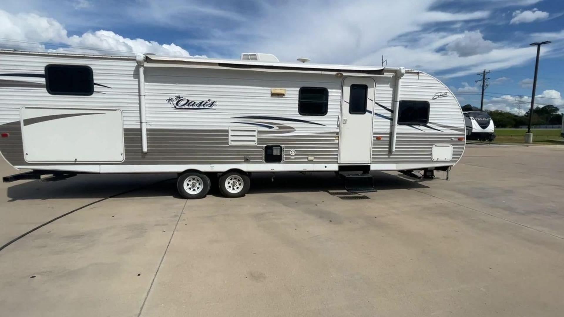 2017 WHITE SHASTA OASIS 310K - (5ZT2SSWB4HE) , Length: 34.67 ft. | Dry Weight: 5,834 lbs. | Gross Weight: 7,630 lbs. | Slides: 1 transmission, located at 4319 N Main St, Cleburne, TX, 76033, (817) 678-5133, 32.385960, -97.391212 - This 2017 Shasta Oasis 310K is a dual-axle steel wheel setup measuring 34.67 ft. in length and 10.75 ft. in height. It has a dry weight of 5,834 lbs. and a GVWR of 7,630 lbs. With a 630 lb. hitch weight, this travel trailer is lightweight and easy to tow! This bunk model unit offers sleeping space f - Photo#2