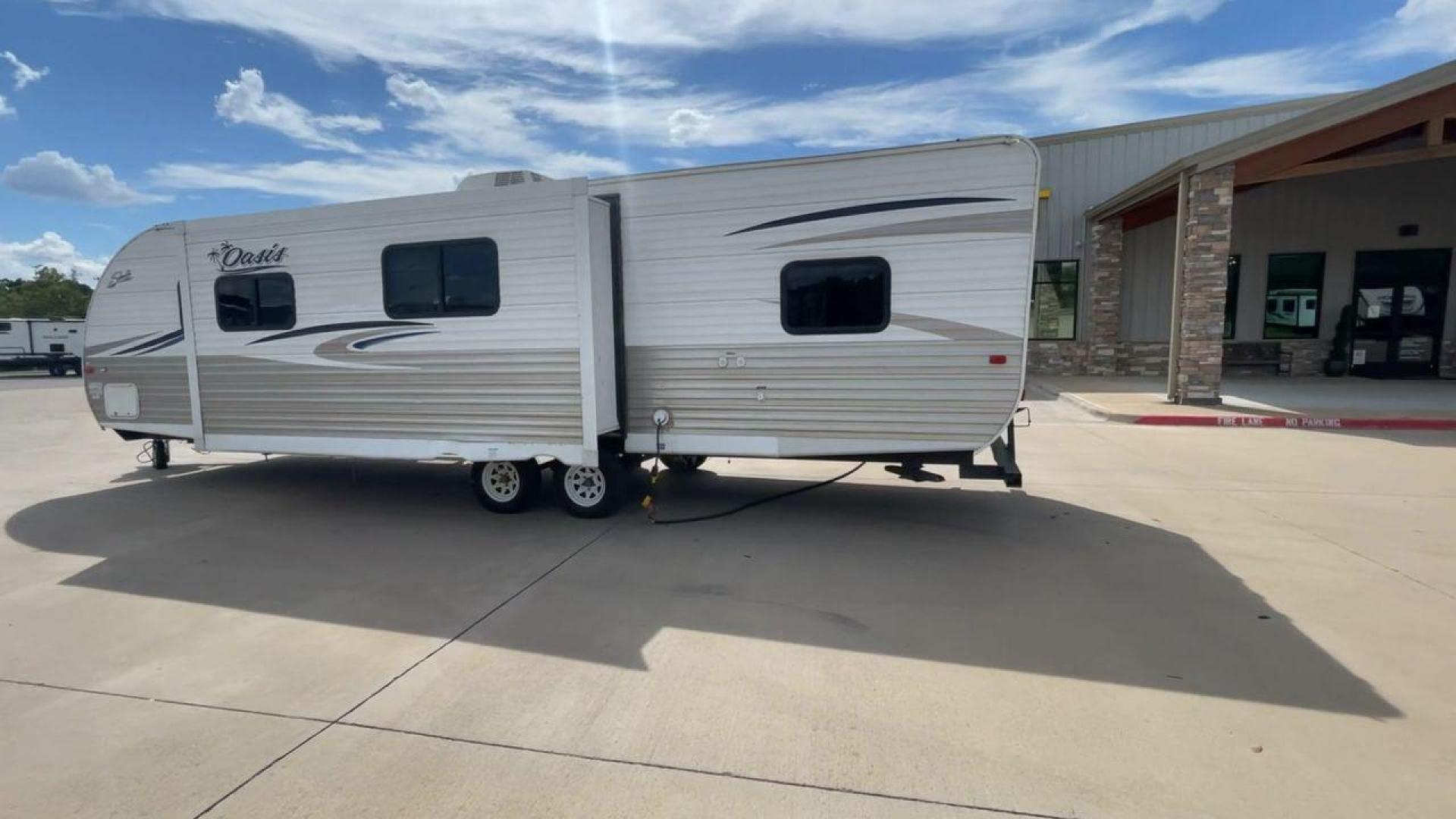 2017 WHITE SHASTA OASIS 310K - (5ZT2SSWB4HE) , Length: 34.67 ft. | Dry Weight: 5,834 lbs. | Gross Weight: 7,630 lbs. | Slides: 1 transmission, located at 4319 N Main St, Cleburne, TX, 76033, (817) 678-5133, 32.385960, -97.391212 - This 2017 Shasta Oasis 310K is a dual-axle steel wheel setup measuring 34.67 ft. in length and 10.75 ft. in height. It has a dry weight of 5,834 lbs. and a GVWR of 7,630 lbs. With a 630 lb. hitch weight, this travel trailer is lightweight and easy to tow! This bunk model unit offers sleeping space f - Photo#7