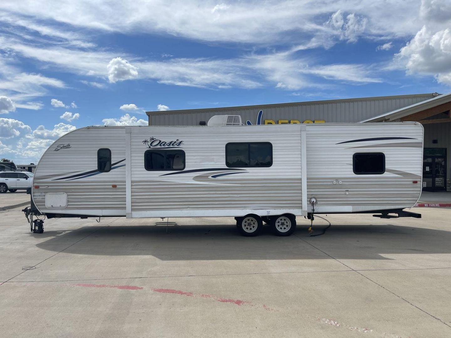 2017 WHITE SHASTA OASIS 310K - (5ZT2SSWB4HE) , Length: 34.67 ft. | Dry Weight: 5,834 lbs. | Gross Weight: 7,630 lbs. | Slides: 1 transmission, located at 4319 N Main St, Cleburne, TX, 76033, (817) 678-5133, 32.385960, -97.391212 - This 2017 Shasta Oasis 310K is a dual-axle steel wheel setup measuring 34.67 ft. in length and 10.75 ft. in height. It has a dry weight of 5,834 lbs. and a GVWR of 7,630 lbs. With a 630 lb. hitch weight, this travel trailer is lightweight and easy to tow! This bunk model unit offers sleeping space f - Photo#23