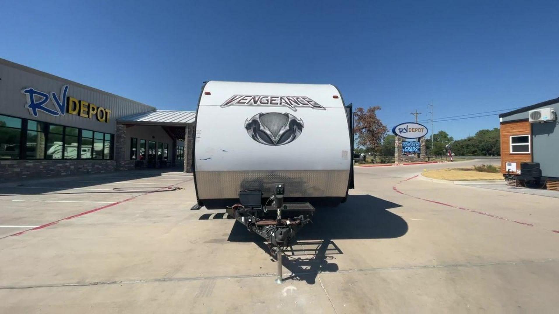 2017 WHITE VENGEANCE 29V (4X4TVGE29HY) , Length: 34.5 ft. | Dry Weight: 7,789 lbs. | Gross Weight: 11,370 lbs. | Slides: 1 transmission, located at 4319 N Main St, Cleburne, TX, 76033, (817) 678-5133, 32.385960, -97.391212 - Photo#4