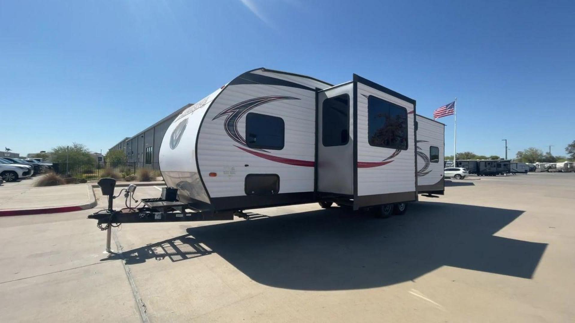 2017 WHITE VENGEANCE 29V (4X4TVGE29HY) , Length: 34.5 ft. | Dry Weight: 7,789 lbs. | Gross Weight: 11,370 lbs. | Slides: 1 transmission, located at 4319 N Main St, Cleburne, TX, 76033, (817) 678-5133, 32.385960, -97.391212 - The 2017 Vengeance 29V toy hauler will let you unleash your sense of adventure. Designed to meet your travel demands as well as your love of outdoor toys, this tough and feature-rich RV is the ideal balance of comfort and utility. This toy hauler measures 34.5 ft in length, 8.5 ft in width, and 12.0 - Photo#5