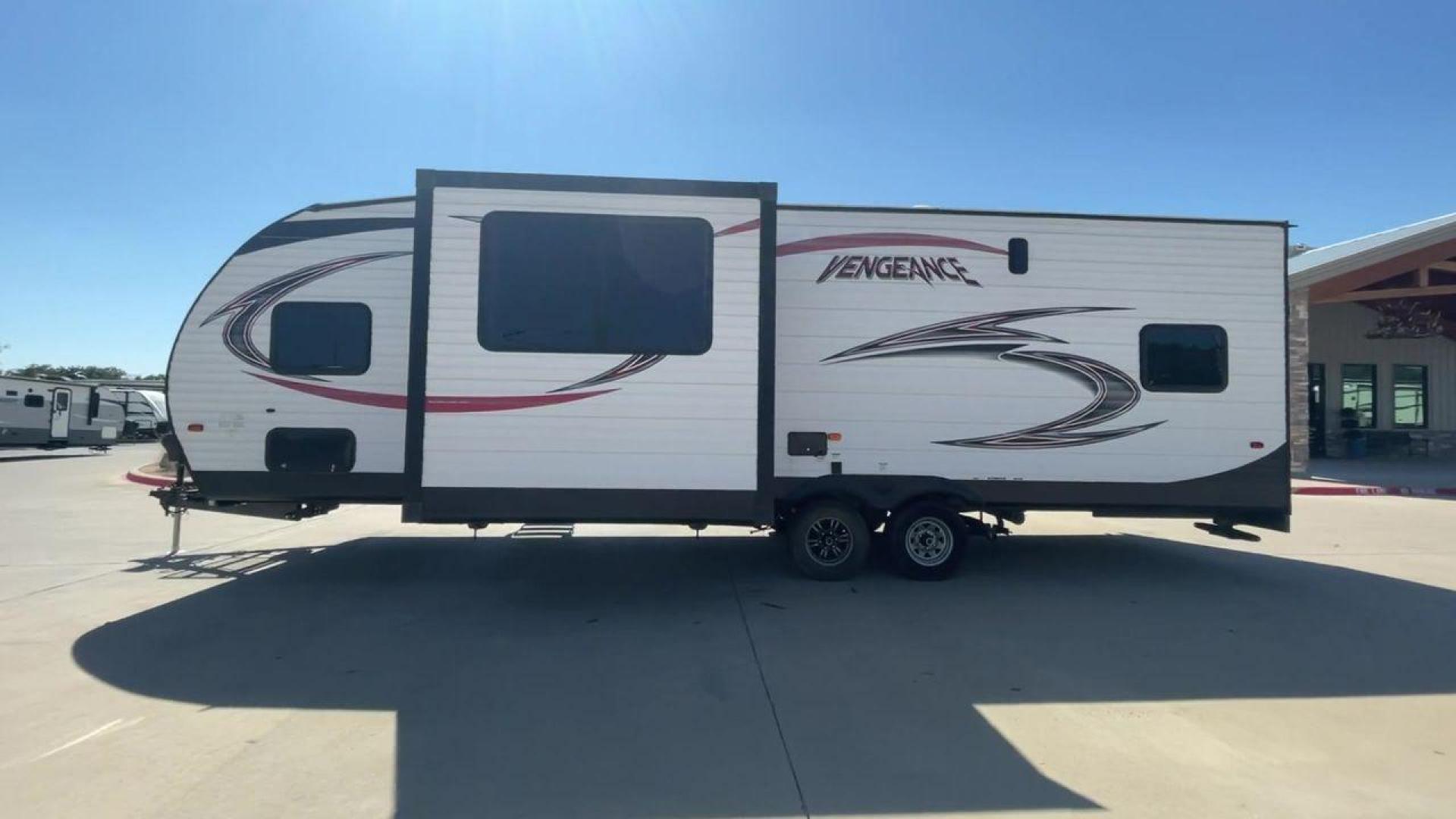 2017 WHITE VENGEANCE 29V (4X4TVGE29HY) , Length: 34.5 ft. | Dry Weight: 7,789 lbs. | Gross Weight: 11,370 lbs. | Slides: 1 transmission, located at 4319 N Main St, Cleburne, TX, 76033, (817) 678-5133, 32.385960, -97.391212 - Photo#6