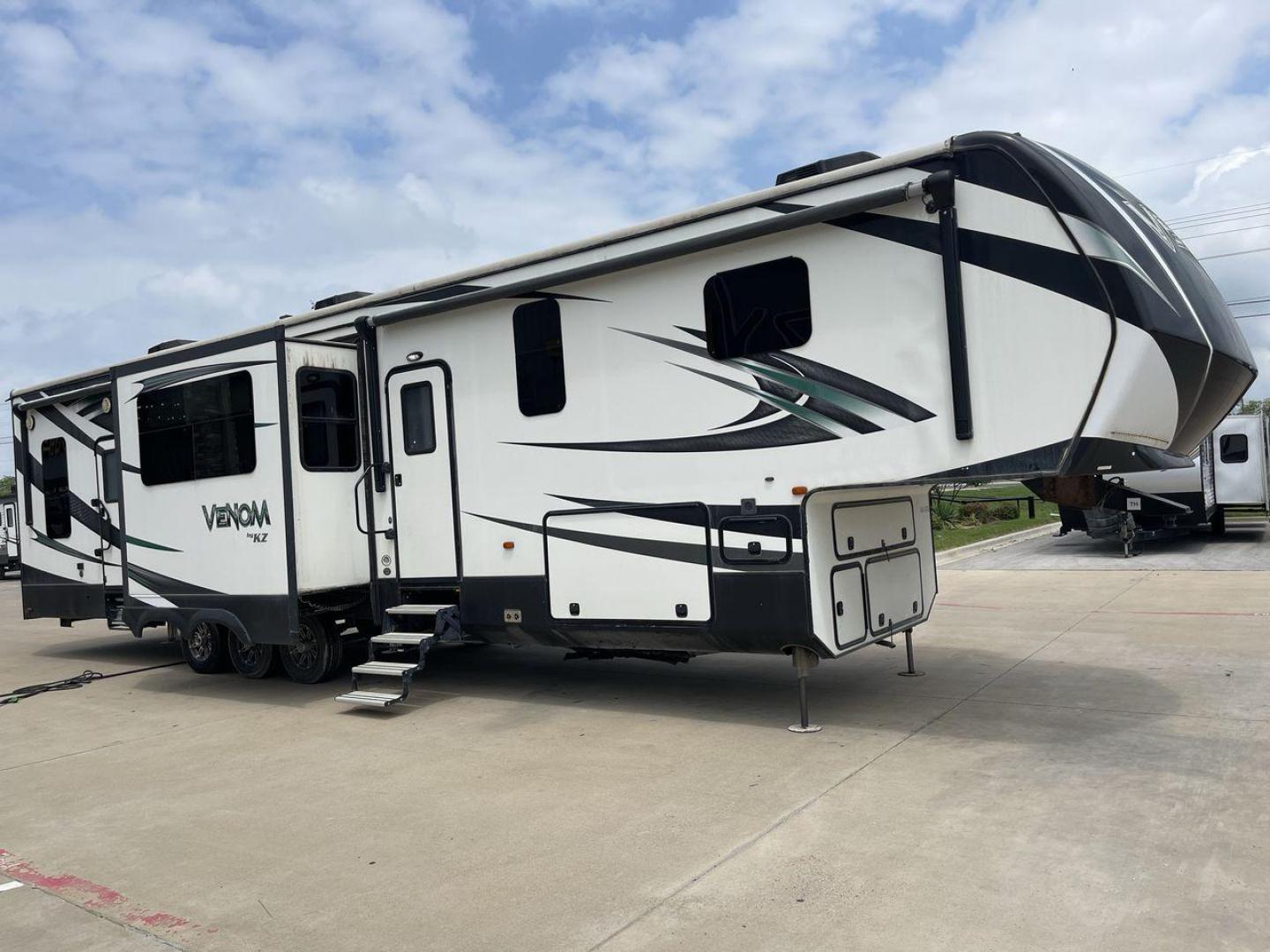 2017 BLACK VENOM 4013TK - (4EZFH4039H6) , Length: 43.33 ft. | Dry Weight: 14,760 lbs. | Gross Weight: 19,000 lbs. | Slides: 3 transmission, located at 4319 N Main St, Cleburne, TX, 76033, (817) 678-5133, 32.385960, -97.391212 - With the 2017 Venom 4013TK, you can enjoy the highest level of luxury and usefulness. This impressive fifth wheel is 43.33 feet long, so it has plenty of room for your living space and storage for all your camping stuff. It is the right mix of strength and ease of towing, with a dry weight of 14,760 - Photo#21