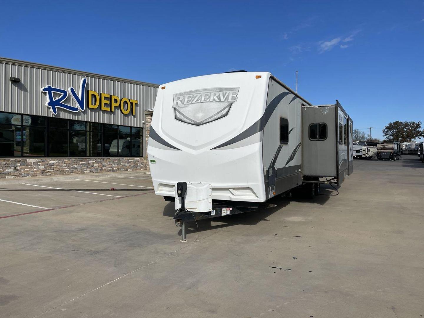 2017 WHITE VOLANTE RTZ33BH (4V0TC3327HB) , Length: 36.58 ft. | Dry Weight: 8,864 lbs. | Gross Weight: 10,250 lbs. | Slides: 3 transmission, located at 4319 N Main St, Cleburne, TX, 76033, (817) 678-5133, 32.385960, -97.391212 - The 2017 VOLANTE RTZ33BH offers a spacious interior with a layout that is perfect for families or large groups. Its length of 33 feet offers ample room for your adventures. Inside, you'll find a comfortable sleeping space with a bunkhouse layout, making it suitable for family trips. The bunkhouse la - Photo#0