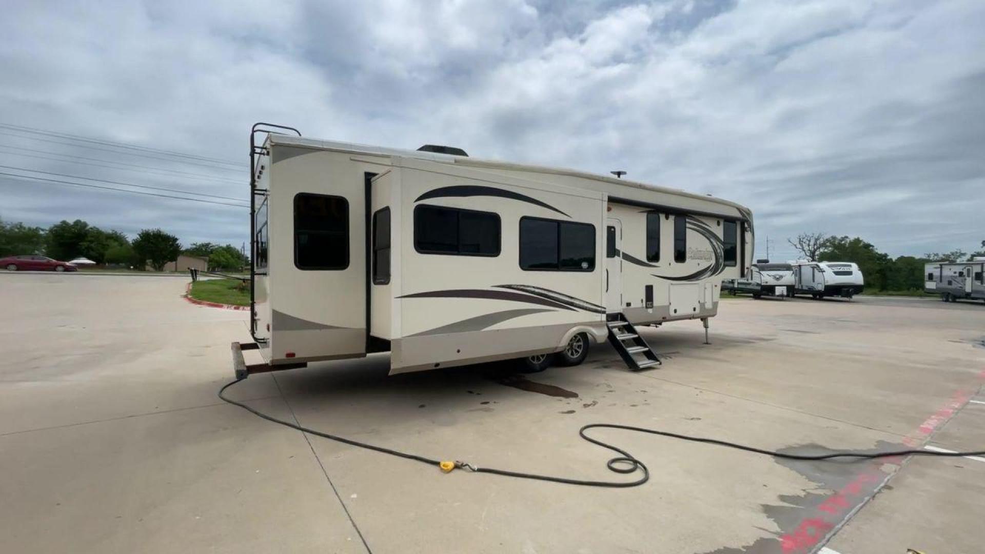 2018 COLUMBUS 377MBC (4X4FCMP26J6) , located at 4319 N Main St, Cleburne, TX, 76033, (817) 678-5133, 32.385960, -97.391212 - Photo#1