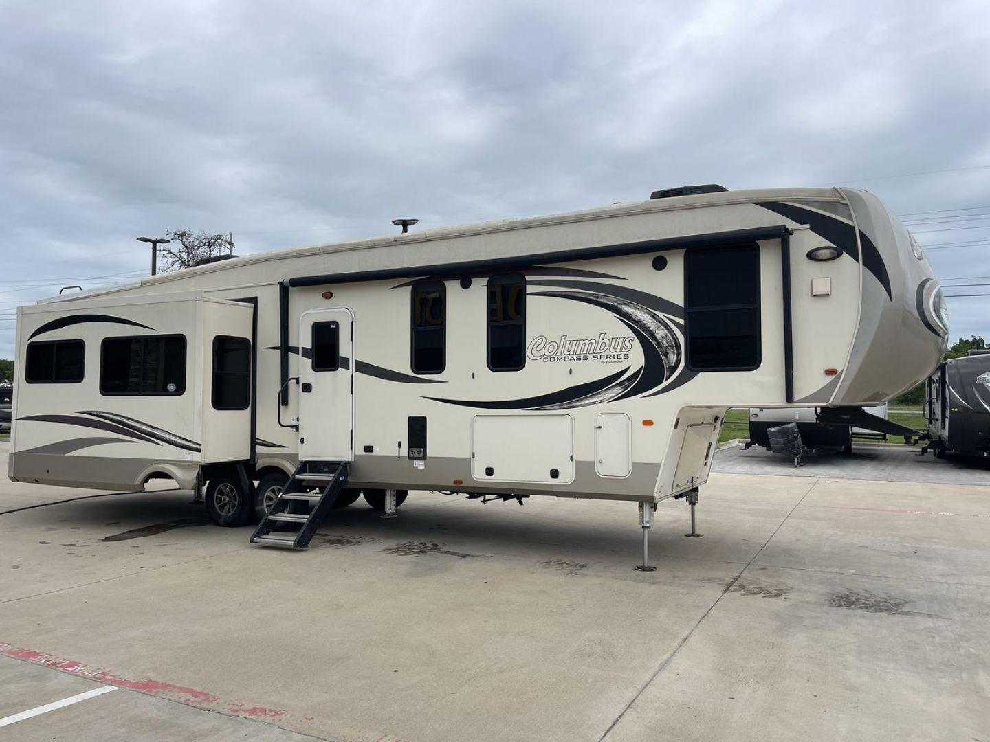 2018 COLUMBUS 377MBC (4X4FCMP26J6) , located at 4319 N Main St, Cleburne, TX, 76033, (817) 678-5133, 32.385960, -97.391212 - Photo#22