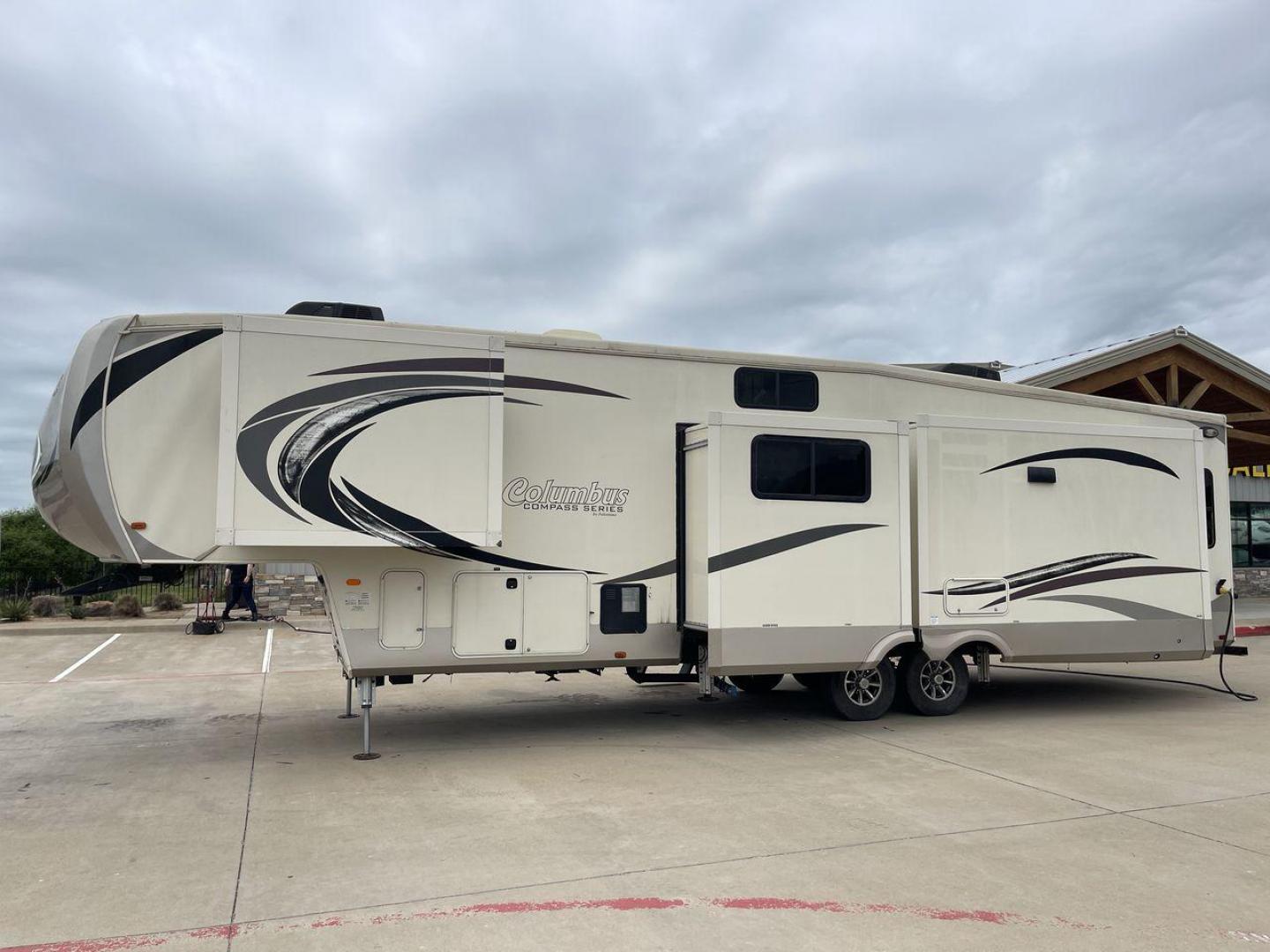 2018 COLUMBUS 377MBC (4X4FCMP26J6) , located at 4319 N Main St, Cleburne, TX, 76033, (817) 678-5133, 32.385960, -97.391212 - Photo#23