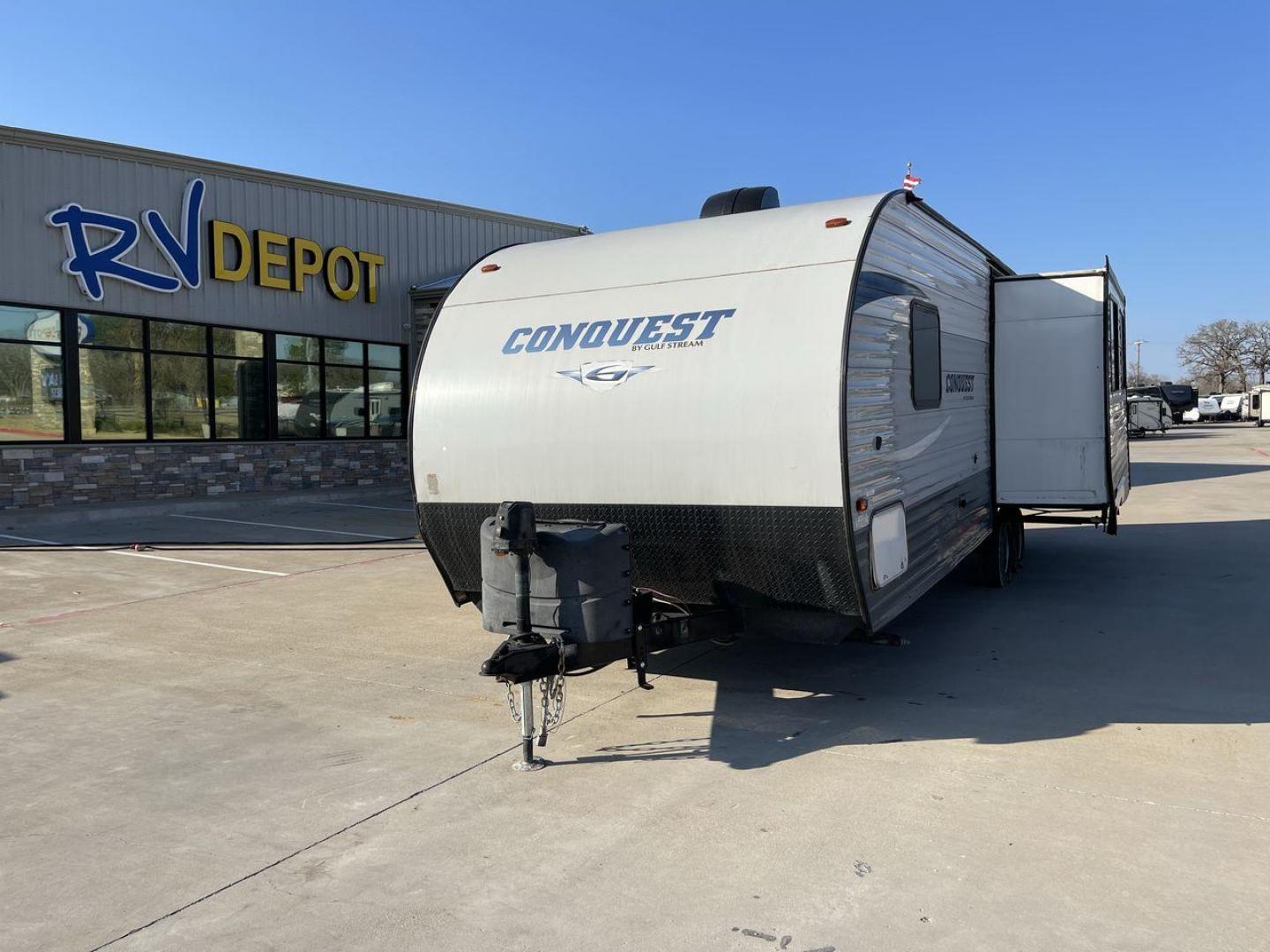 2018 GRAY CONQUEST 250RL (1NL1G3125J1) , Length: 30.92 ft. | Dry Weight: 5,664 lbs. | Slides: 1 transmission, located at 4319 N Main St, Cleburne, TX, 76033, (817) 678-5133, 32.385960, -97.391212 - The 2018 Gulf Stream Conquest 250RL is a single slide travel trailer that measures 30.92 ft. in length. It has a dry weight of 5,664 lbs. with a payload capacity of 2,126 lbs. It comes with automatic heating and cooling rated at 16,000 and 13,500 BTUs respectively. This Gulf Stream Conquest has a - Photo#0