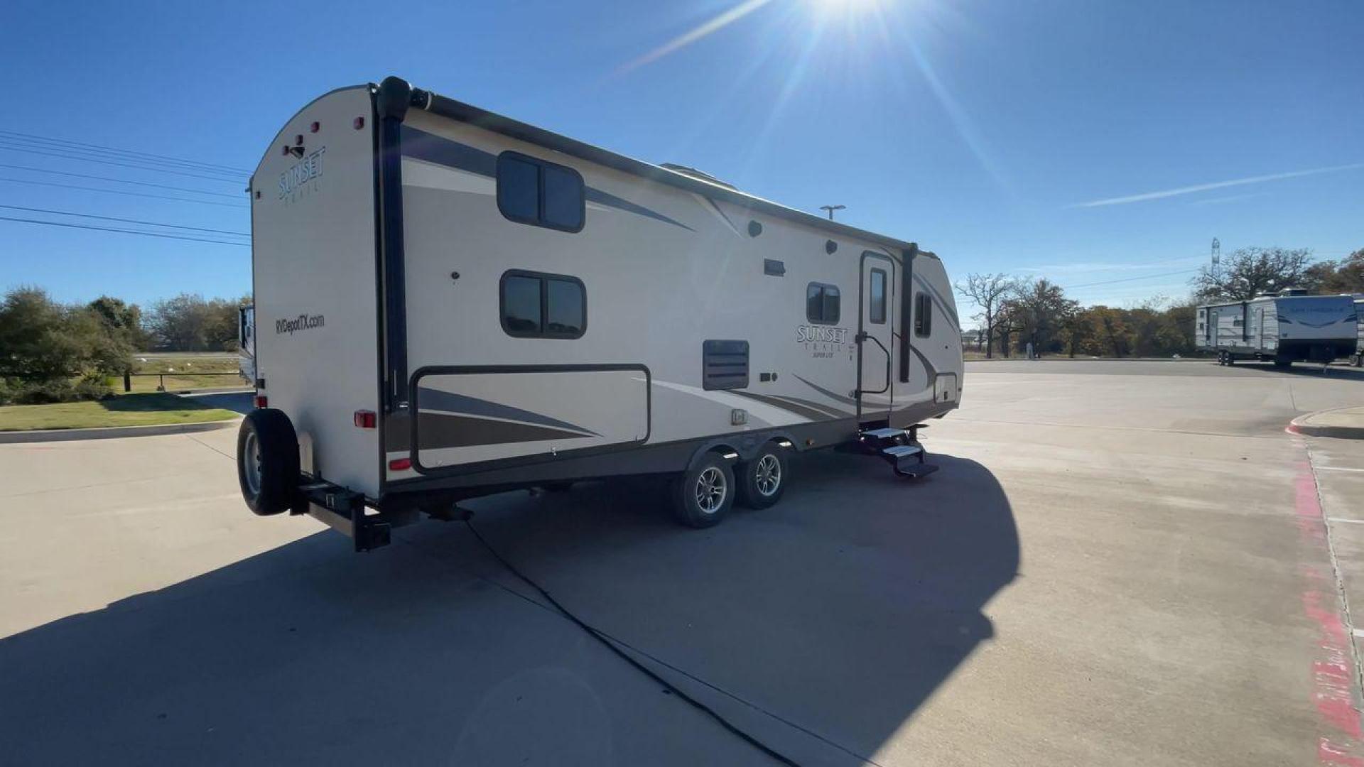 2018 TAN CROSSROADS RV SUNSET TRAIL 264BH (4YDT26428J5) , Length: 30.83 ft. | Dry Weight: 5,318 lbs. | Gross Weight: 7,560 lbs. | Slides: 1 transmission, located at 4319 N Main St, Cleburne, TX, 76033, (817) 678-5133, 32.385960, -97.391212 - Travel and camp out while feeling the comfort and convenience of home with this 2018 Crossroads RV Sunset Trail 262BH travel trailer. This unit has dimensions of 30.83 ft in length, 8 ft in width, and 11.08 ft in height. The dry weight is about 5,318 lbs with a payload capacity of 2,242 lbs. Th - Photo#1