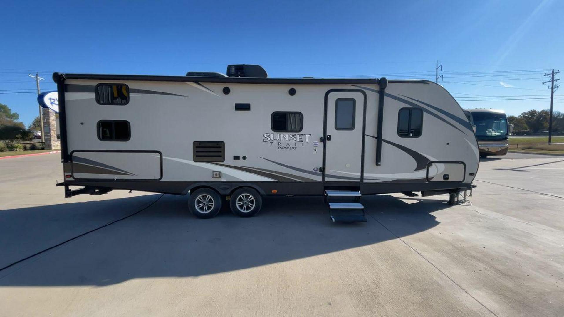 2018 TAN CROSSROADS RV SUNSET TRAIL 264BH (4YDT26428J5) , Length: 30.83 ft. | Dry Weight: 5,318 lbs. | Gross Weight: 7,560 lbs. | Slides: 1 transmission, located at 4319 N Main St, Cleburne, TX, 76033, (817) 678-5133, 32.385960, -97.391212 - Travel and camp out while feeling the comfort and convenience of home with this 2018 Crossroads RV Sunset Trail 262BH travel trailer. This unit has dimensions of 30.83 ft in length, 8 ft in width, and 11.08 ft in height. The dry weight is about 5,318 lbs with a payload capacity of 2,242 lbs. Th - Photo#2