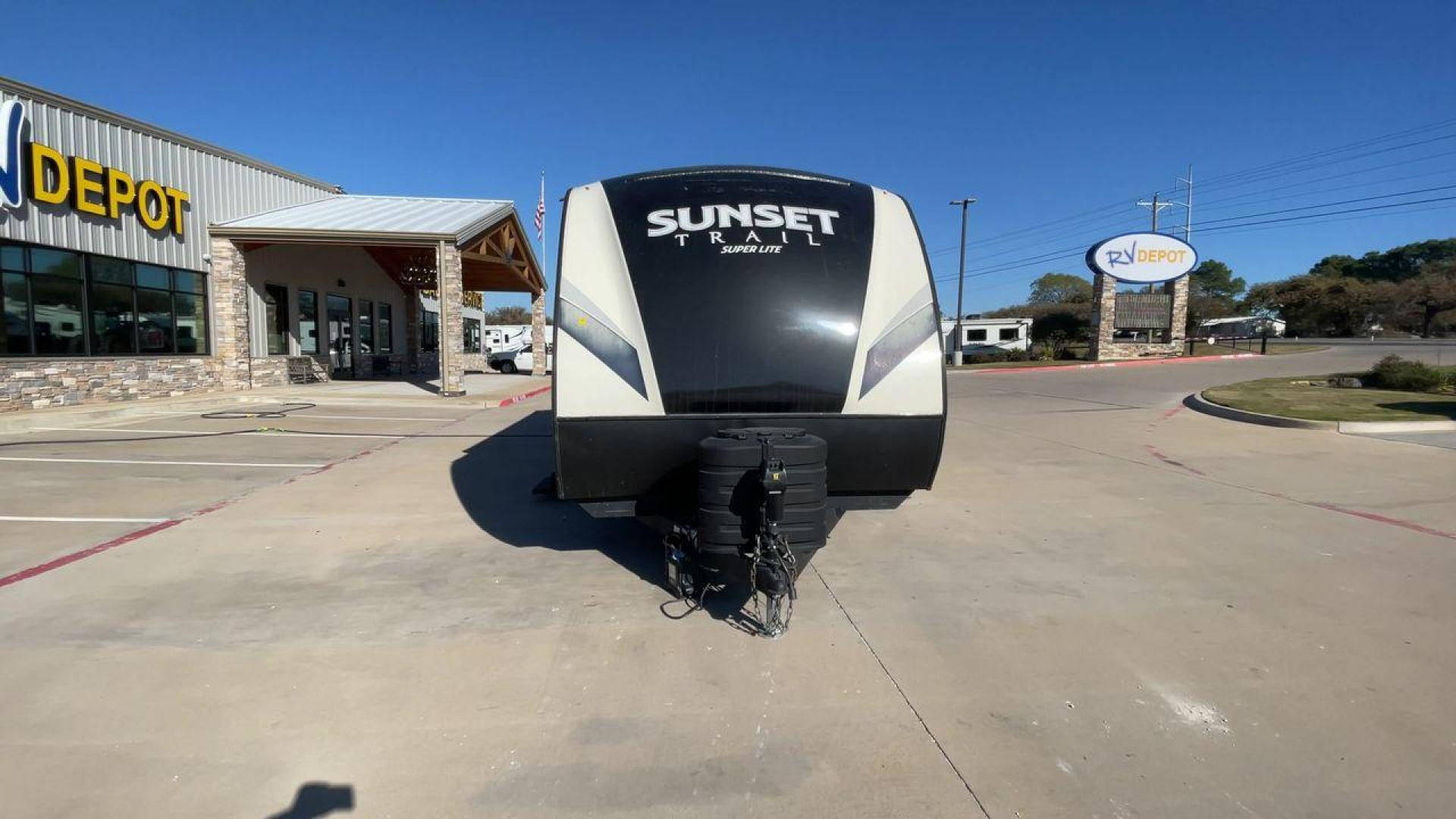 2018 TAN CROSSROADS RV SUNSET TRAIL 264BH (4YDT26428J5) , Length: 30.83 ft. | Dry Weight: 5,318 lbs. | Gross Weight: 7,560 lbs. | Slides: 1 transmission, located at 4319 N Main St, Cleburne, TX, 76033, (817) 678-5133, 32.385960, -97.391212 - Travel and camp out while feeling the comfort and convenience of home with this 2018 Crossroads RV Sunset Trail 262BH travel trailer. This unit has dimensions of 30.83 ft in length, 8 ft in width, and 11.08 ft in height. The dry weight is about 5,318 lbs with a payload capacity of 2,242 lbs. Th - Photo#4