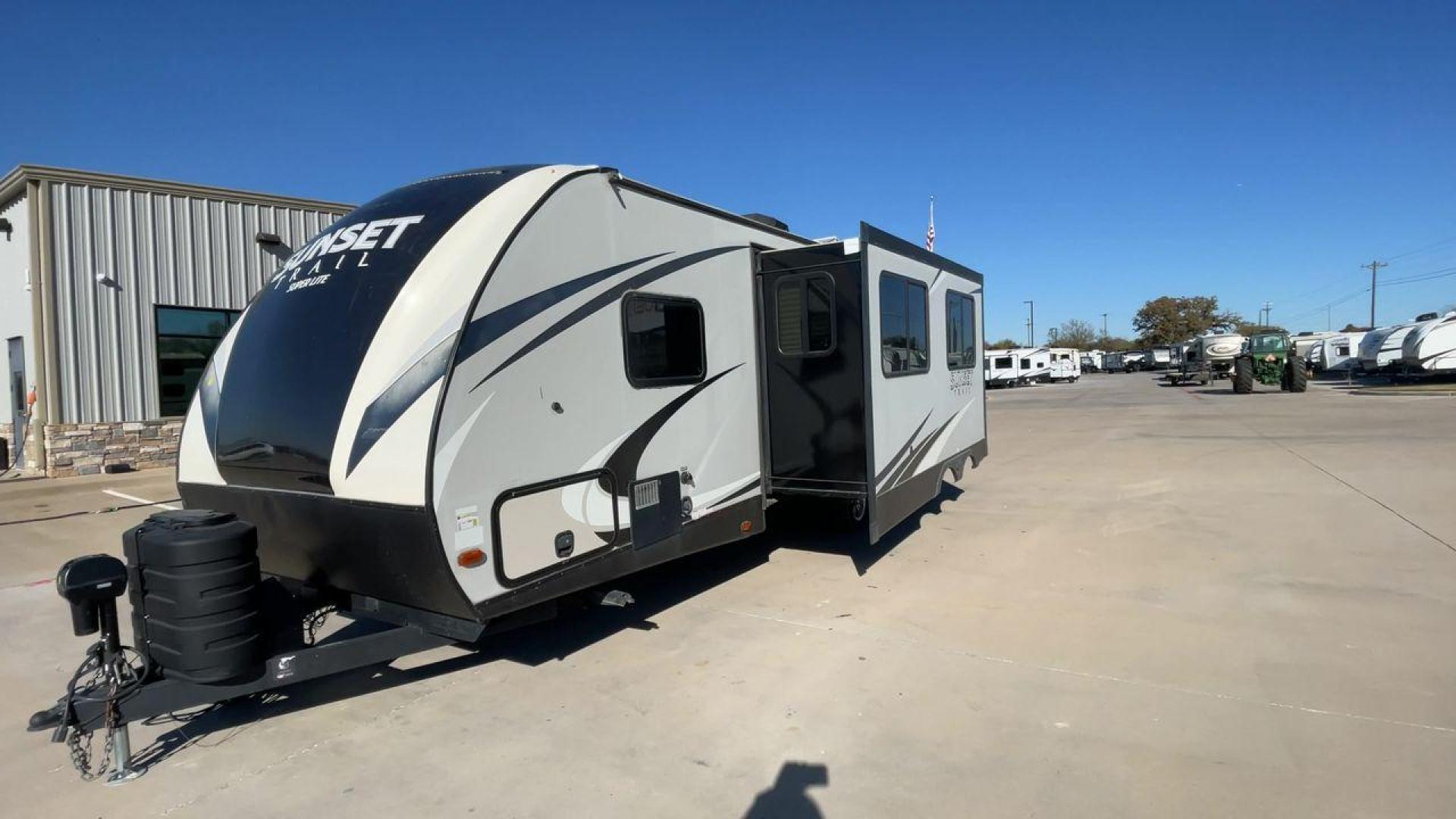 2018 TAN CROSSROADS RV SUNSET TRAIL 264BH (4YDT26428J5) , Length: 30.83 ft. | Dry Weight: 5,318 lbs. | Gross Weight: 7,560 lbs. | Slides: 1 transmission, located at 4319 N Main St, Cleburne, TX, 76033, (817) 678-5133, 32.385960, -97.391212 - Travel and camp out while feeling the comfort and convenience of home with this 2018 Crossroads RV Sunset Trail 262BH travel trailer. This unit has dimensions of 30.83 ft in length, 8 ft in width, and 11.08 ft in height. The dry weight is about 5,318 lbs with a payload capacity of 2,242 lbs. Th - Photo#5