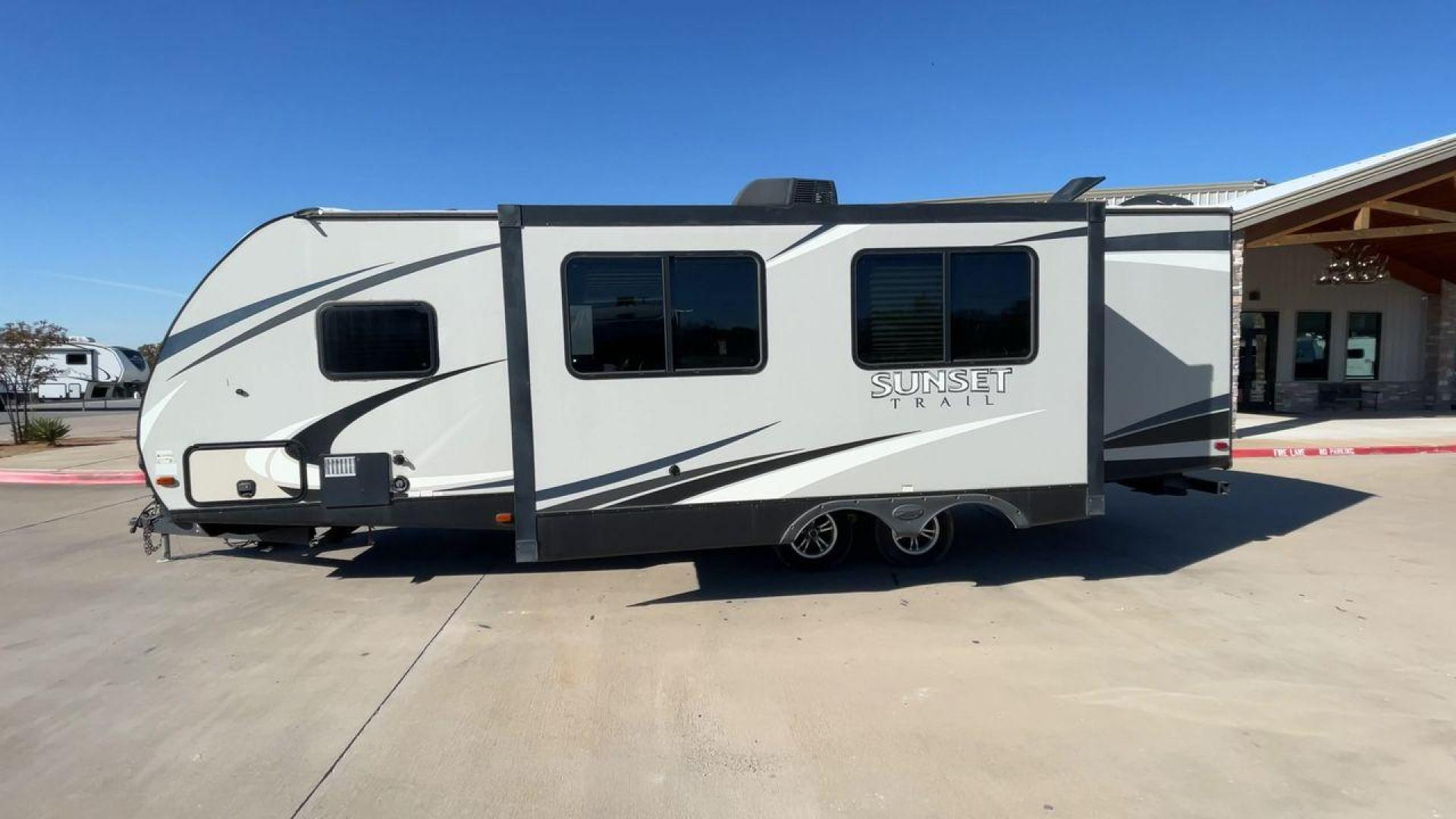 2018 TAN CROSSROADS RV SUNSET TRAIL 264BH (4YDT26428J5) , Length: 30.83 ft. | Dry Weight: 5,318 lbs. | Gross Weight: 7,560 lbs. | Slides: 1 transmission, located at 4319 N Main St, Cleburne, TX, 76033, (817) 678-5133, 32.385960, -97.391212 - Travel and camp out while feeling the comfort and convenience of home with this 2018 Crossroads RV Sunset Trail 262BH travel trailer. This unit has dimensions of 30.83 ft in length, 8 ft in width, and 11.08 ft in height. The dry weight is about 5,318 lbs with a payload capacity of 2,242 lbs. Th - Photo#6