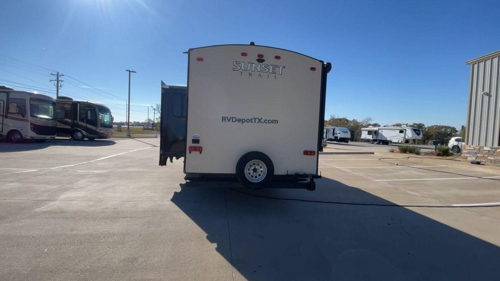 2018 TAN CROSSROADS RV SUNSET TRAIL 264BH (4YDT26428J5) , Length: 30.83 ft. | Dry Weight: 5,318 lbs. | Gross Weight: 7,560 lbs. | Slides: 1 transmission, located at 4319 N Main St, Cleburne, TX, 76033, (817) 678-5133, 32.385960, -97.391212 - Travel and camp out while feeling the comfort and convenience of home with this 2018 Crossroads RV Sunset Trail 262BH travel trailer. This unit has dimensions of 30.83 ft in length, 8 ft in width, and 11.08 ft in height. The dry weight is about 5,318 lbs with a payload capacity of 2,242 lbs. Th - Photo#8