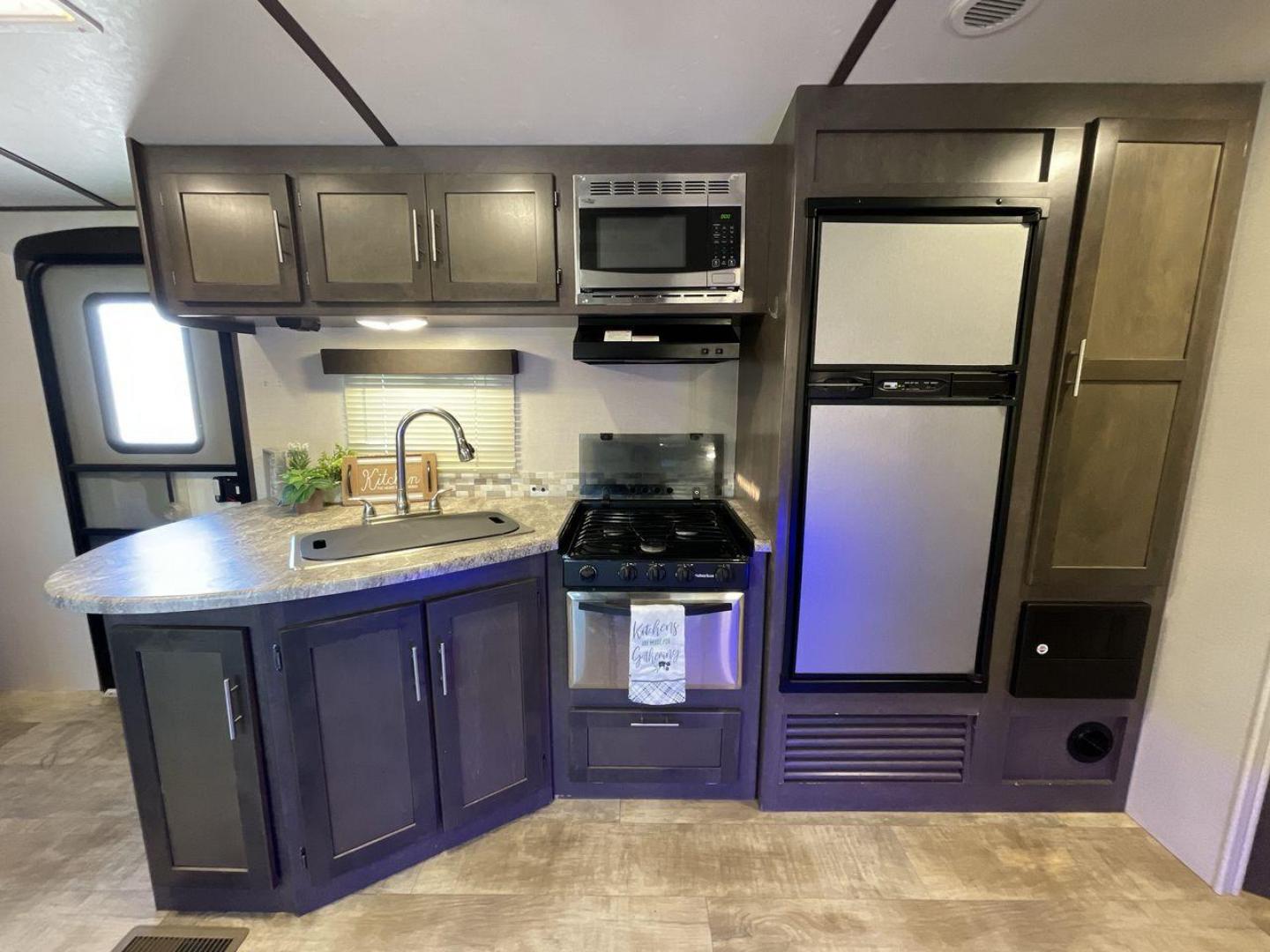 2018 TAN CROSSROADS RV SUNSET TRAIL 264BH (4YDT26428J5) , Length: 30.83 ft. | Dry Weight: 5,318 lbs. | Gross Weight: 7,560 lbs. | Slides: 1 transmission, located at 4319 N Main St, Cleburne, TX, 76033, (817) 678-5133, 32.385960, -97.391212 - Travel and camp out while feeling the comfort and convenience of home with this 2018 Crossroads RV Sunset Trail 262BH travel trailer. This unit has dimensions of 30.83 ft in length, 8 ft in width, and 11.08 ft in height. The dry weight is about 5,318 lbs with a payload capacity of 2,242 lbs. Th - Photo#9