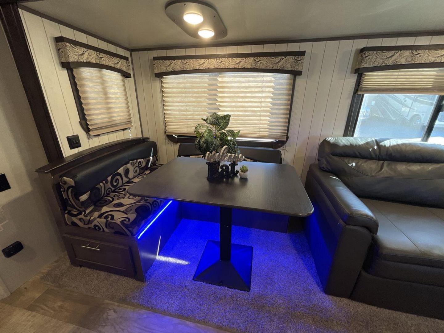 2018 TAN CROSSROADS RV SUNSET TRAIL 264BH (4YDT26428J5) , Length: 30.83 ft. | Dry Weight: 5,318 lbs. | Gross Weight: 7,560 lbs. | Slides: 1 transmission, located at 4319 N Main St, Cleburne, TX, 76033, (817) 678-5133, 32.385960, -97.391212 - Travel and camp out while feeling the comfort and convenience of home with this 2018 Crossroads RV Sunset Trail 262BH travel trailer. This unit has dimensions of 30.83 ft in length, 8 ft in width, and 11.08 ft in height. The dry weight is about 5,318 lbs with a payload capacity of 2,242 lbs. Th - Photo#13