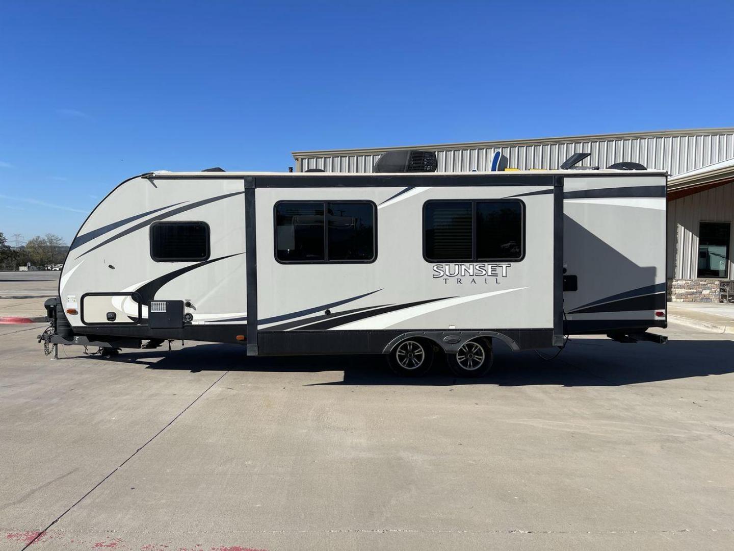 2018 TAN CROSSROADS RV SUNSET TRAIL 264BH (4YDT26428J5) , Length: 30.83 ft. | Dry Weight: 5,318 lbs. | Gross Weight: 7,560 lbs. | Slides: 1 transmission, located at 4319 N Main St, Cleburne, TX, 76033, (817) 678-5133, 32.385960, -97.391212 - Travel and camp out while feeling the comfort and convenience of home with this 2018 Crossroads RV Sunset Trail 262BH travel trailer. This unit has dimensions of 30.83 ft in length, 8 ft in width, and 11.08 ft in height. The dry weight is about 5,318 lbs with a payload capacity of 2,242 lbs. Th - Photo#22