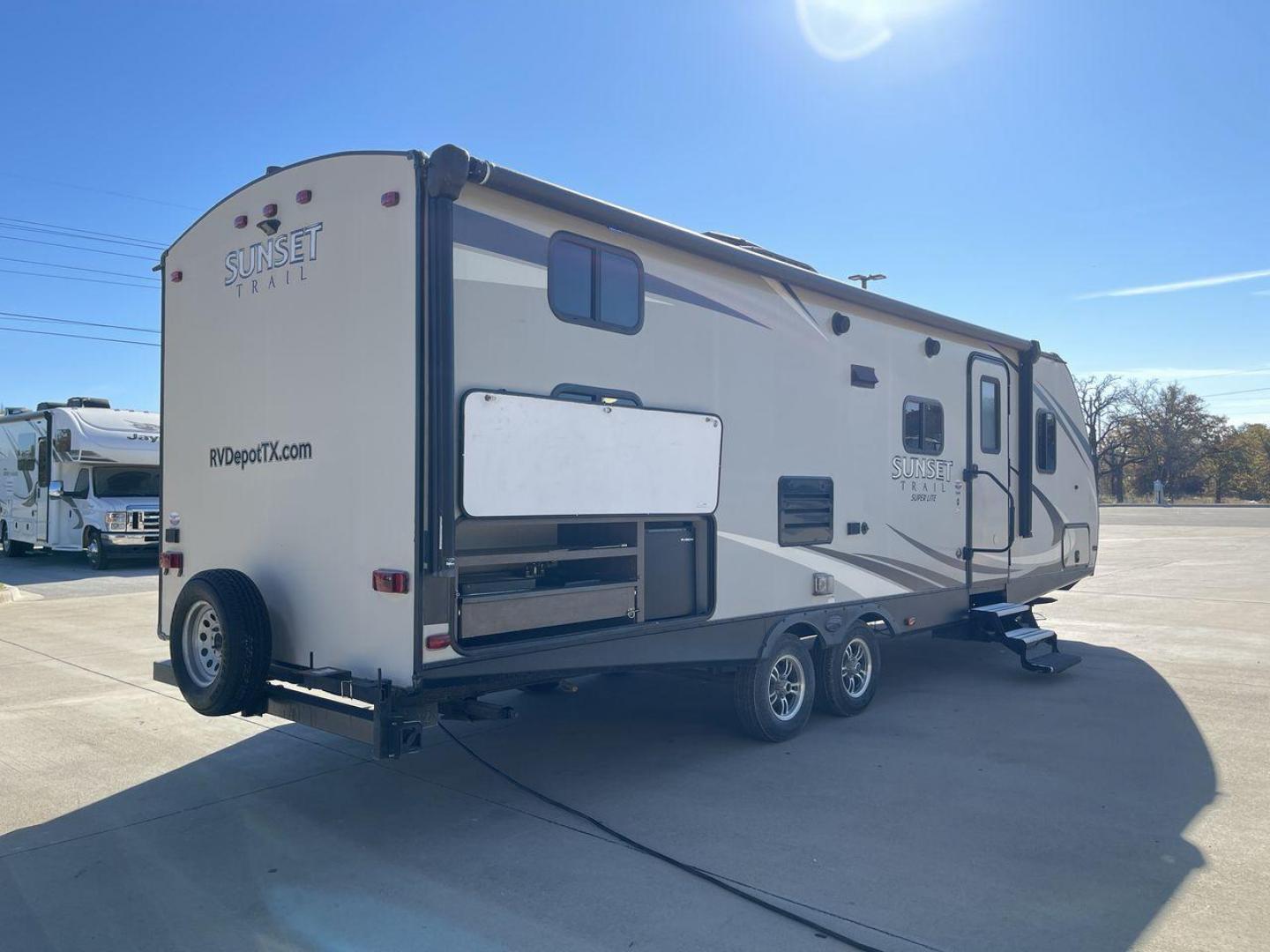 2018 TAN CROSSROADS RV SUNSET TRAIL 264BH (4YDT26428J5) , Length: 30.83 ft. | Dry Weight: 5,318 lbs. | Gross Weight: 7,560 lbs. | Slides: 1 transmission, located at 4319 N Main St, Cleburne, TX, 76033, (817) 678-5133, 32.385960, -97.391212 - Travel and camp out while feeling the comfort and convenience of home with this 2018 Crossroads RV Sunset Trail 262BH travel trailer. This unit has dimensions of 30.83 ft in length, 8 ft in width, and 11.08 ft in height. The dry weight is about 5,318 lbs with a payload capacity of 2,242 lbs. Th - Photo#23