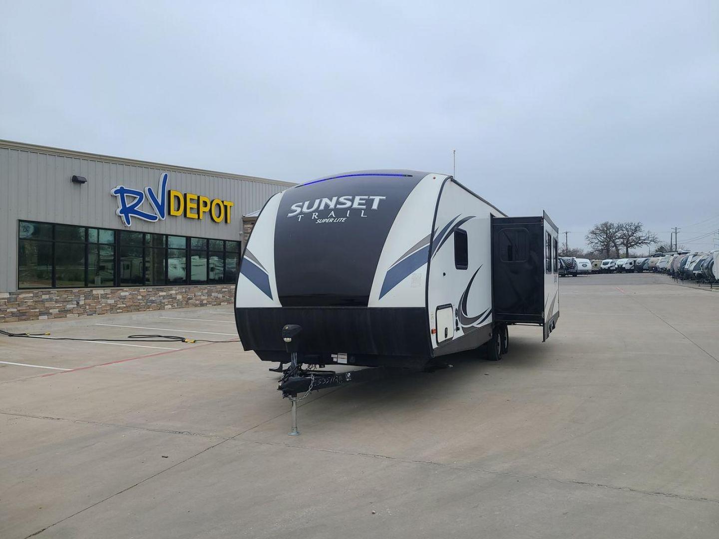 2018 TAN CROSSROADS SUNSET TRAIL 271RL - (4YDT27121J5) , Length: 31.08 ft. | Dry Weight: 5,308 lbs. | Gross Weight: 7,600 lbs. | Slides: 1 transmission, located at 4319 N Main St, Cleburne, TX, 76033, (817) 678-5133, 32.385960, -97.391212 - Photo#0