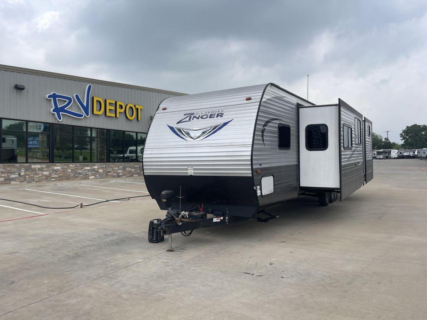 2018 CROSSROADS ZINGER 328SB - (4YDT32824JS) , Length: 36.5 ft. | Dry Weight: 7,734 lbs. | Gross Weight: 9,740 lbs. | Slides: 2 transmission, located at 4319 N Main St, Cleburne, TX, 76033, (817) 678-5133, 32.385960, -97.391212 - Photo#0