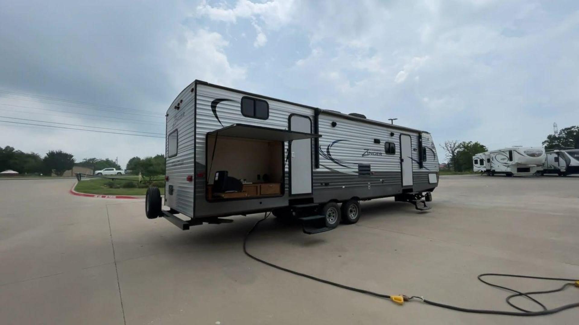 2018 CROSSROADS ZINGER 328SB - (4YDT32824JS) , Length: 36.5 ft. | Dry Weight: 7,734 lbs. | Gross Weight: 9,740 lbs. | Slides: 2 transmission, located at 4319 N Main St, Cleburne, TX, 76033, (817) 678-5133, 32.385960, -97.391212 - Photo#1